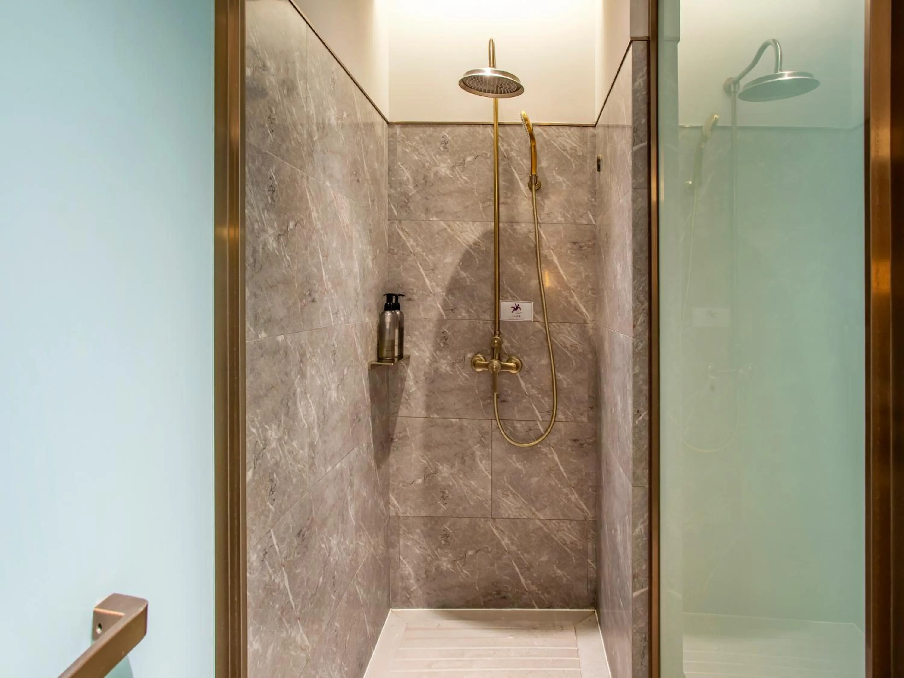 Shower in Mercure Shanghai Waigaoq Free Trade Zone