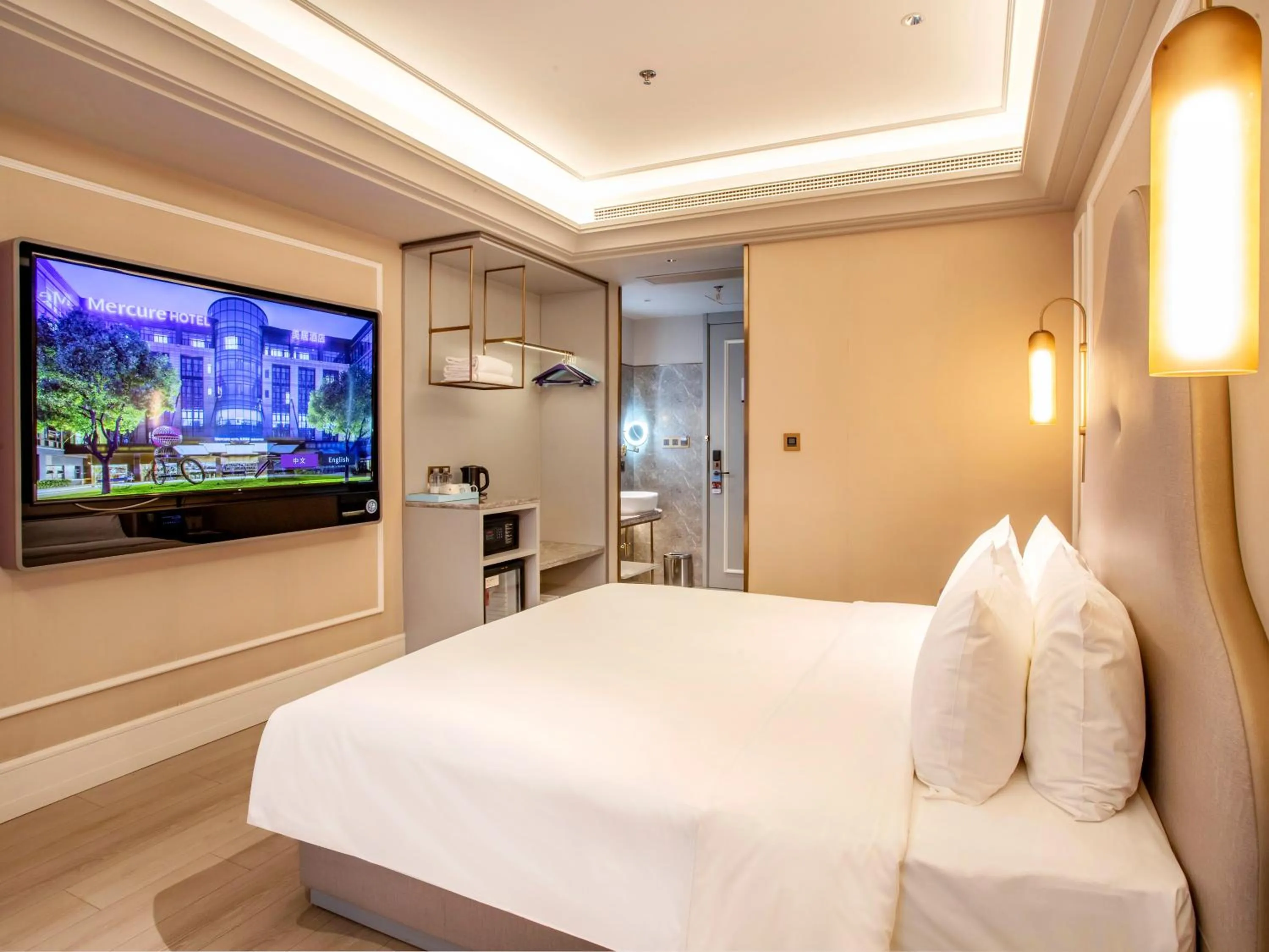 Bed in Mercure Shanghai Waigaoq Free Trade Zone