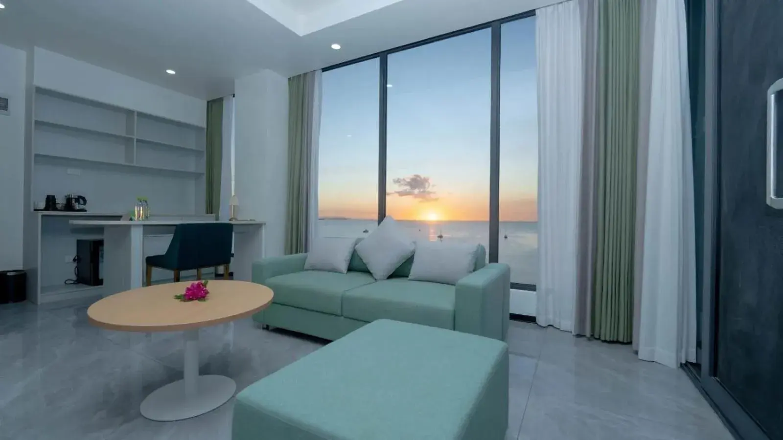 Beachfront Executive King Room in Wyndham Garden Wailoaloa Beach Fiji Beachfront Executive King Room in Wyndham Garden Wailoaloa Beach Fiji