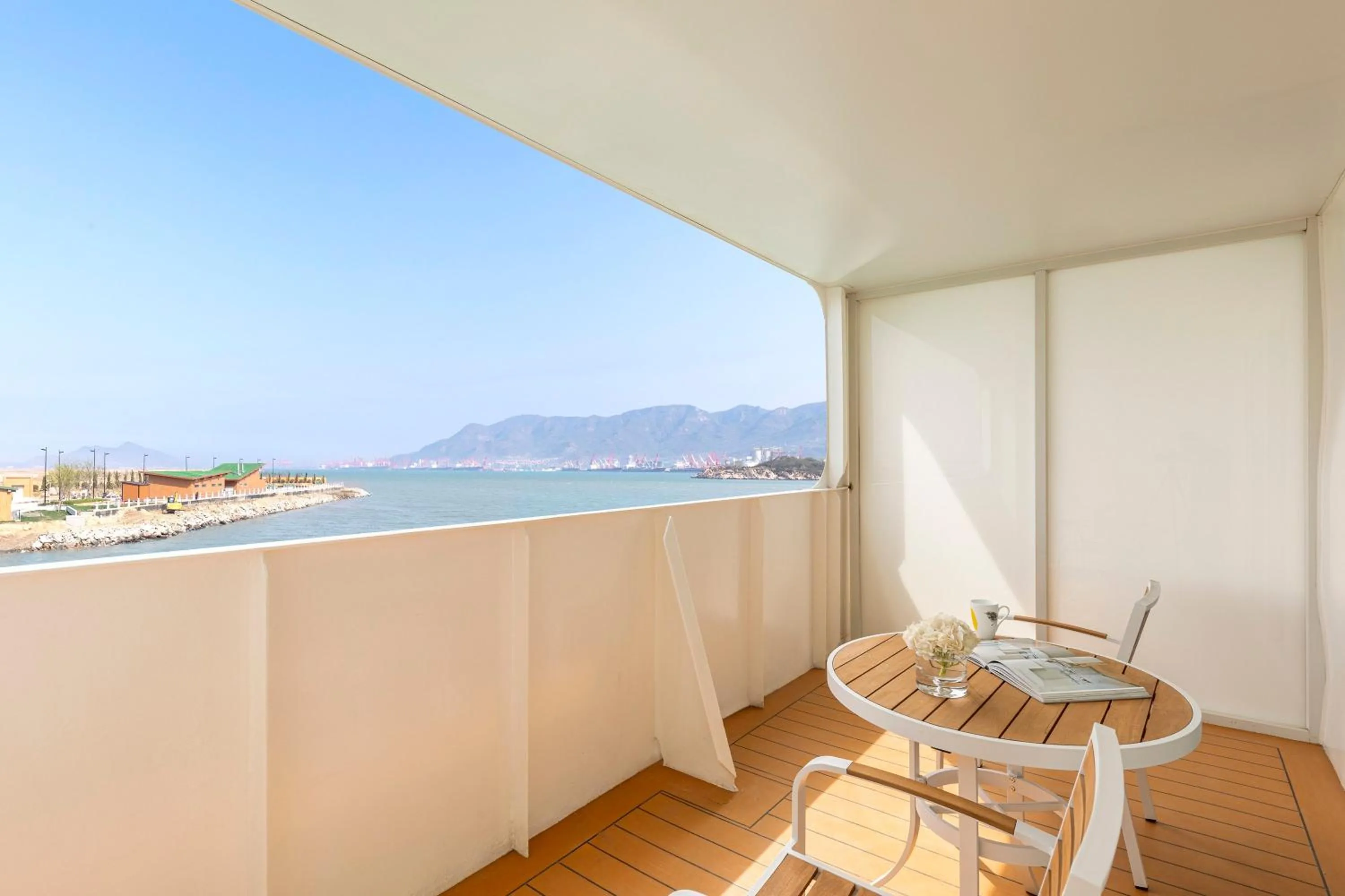 Photo of the whole room in voco Lianyungang Star of HaizhouBay