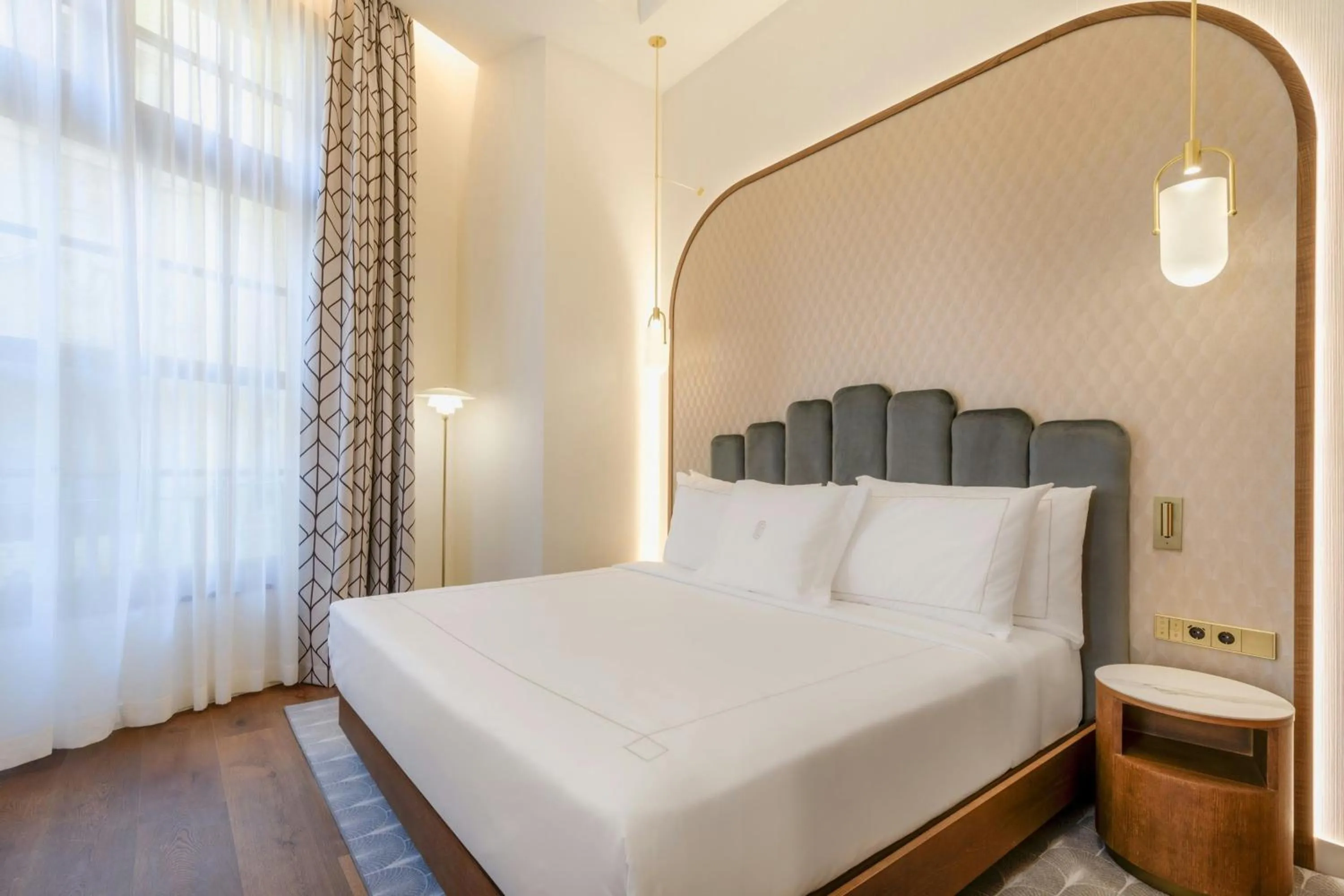 Photo of the whole room, Bed in Grand Hotel Centenari, Valencia, Autograph Collection