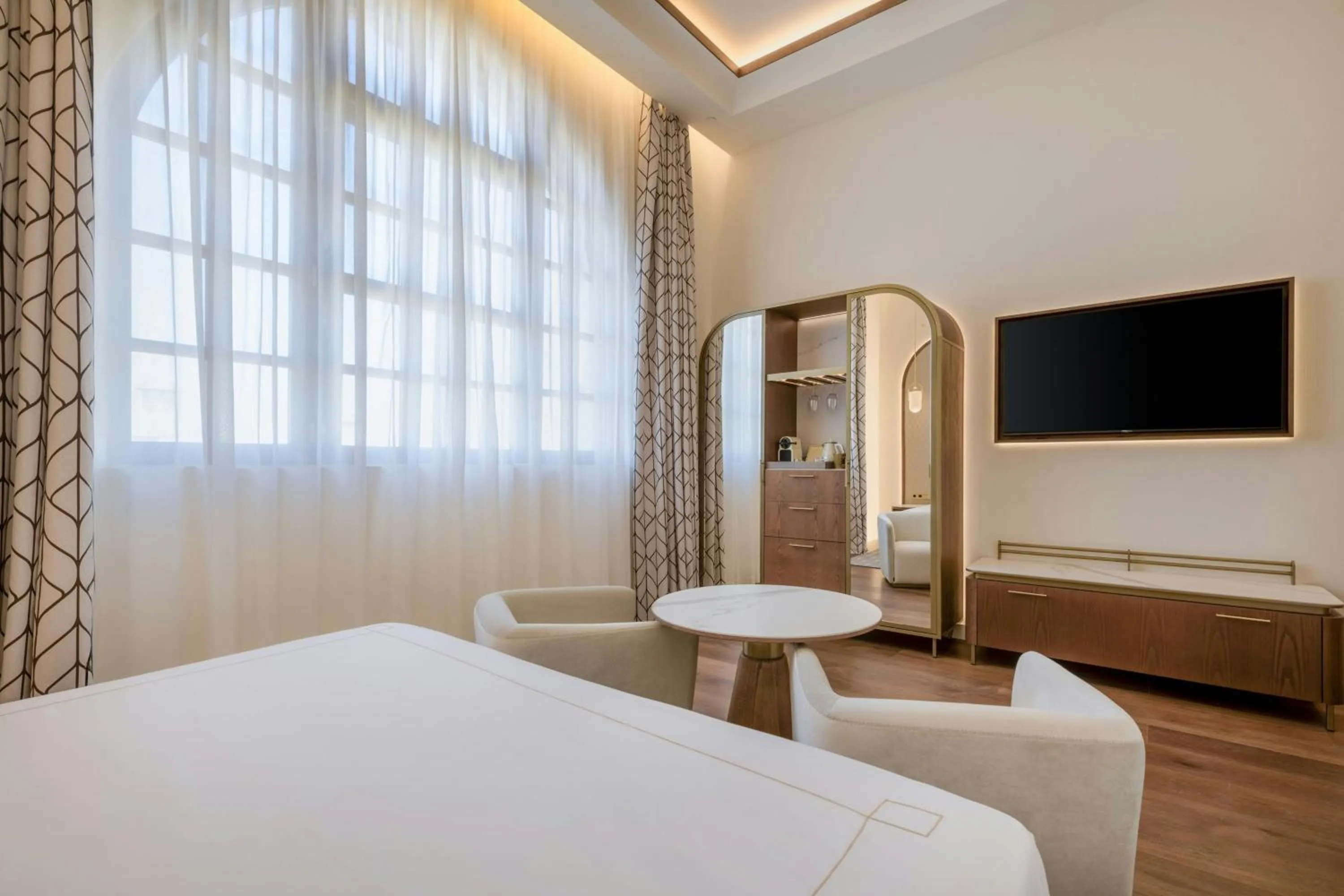 Photo of the whole room, Bed in Grand Hotel Centenari, Valencia, Autograph Collection