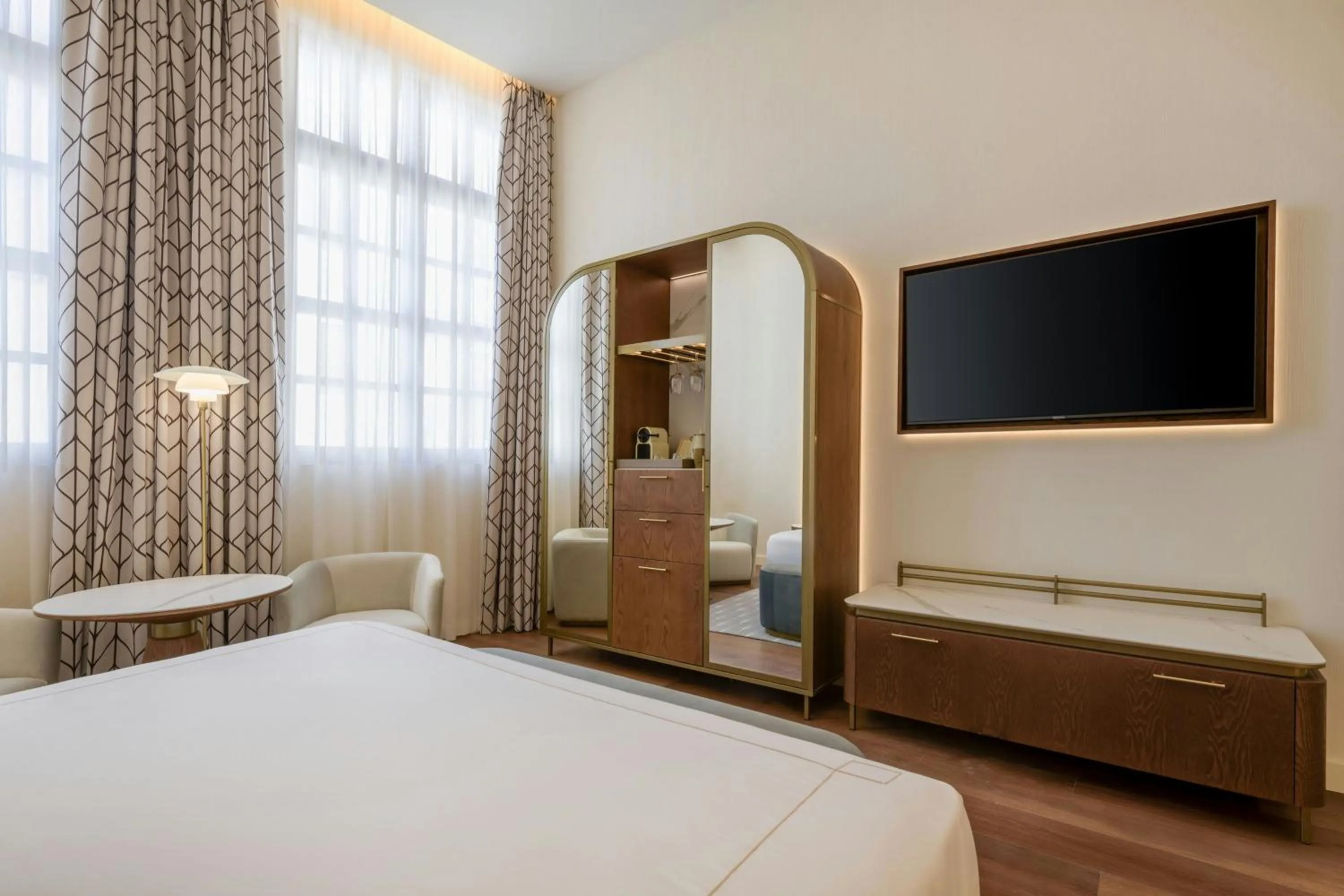 Photo of the whole room, Bed in Grand Hotel Centenari, Valencia, Autograph Collection