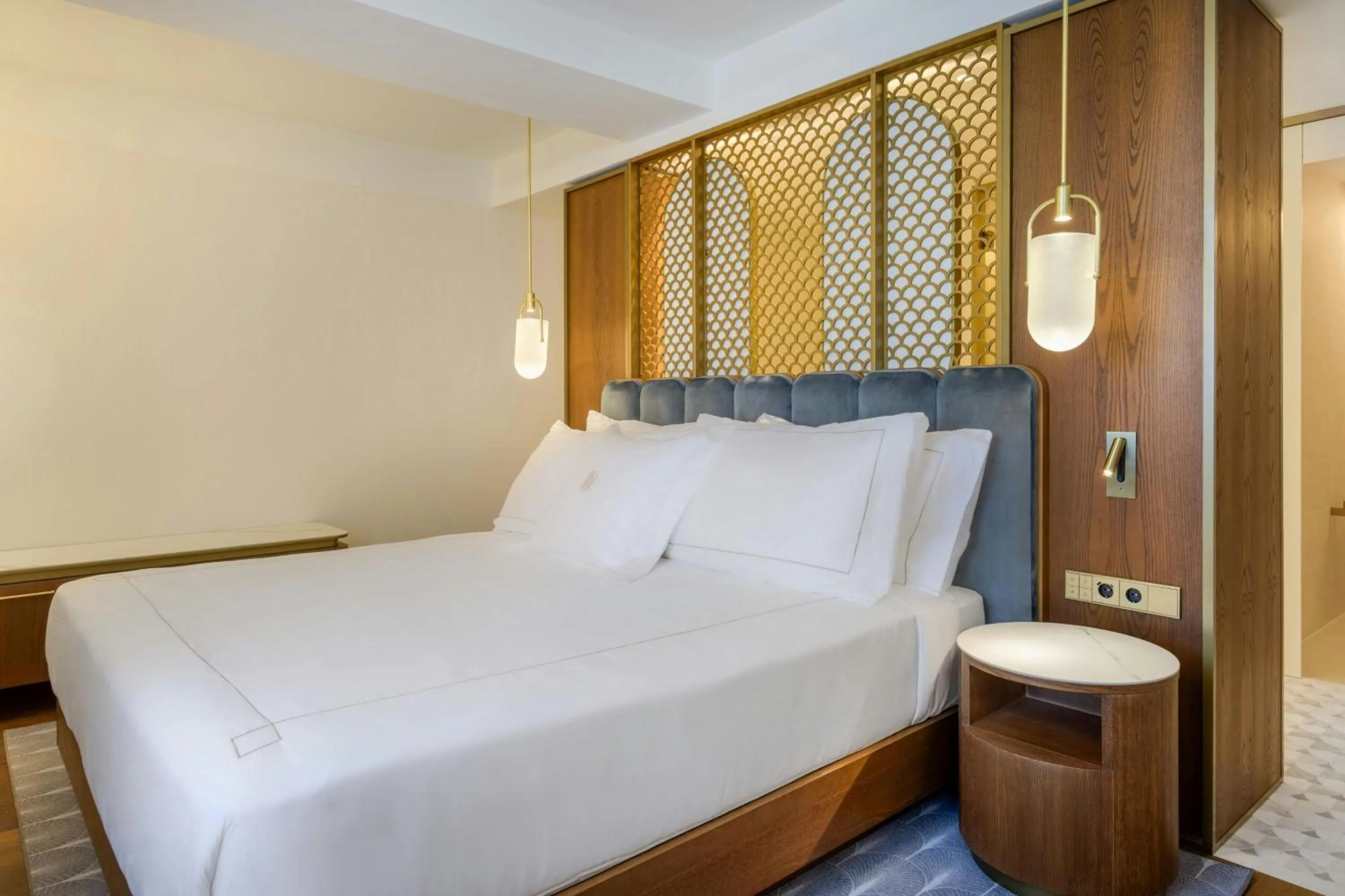 Bedroom, Bed in Grand Hotel Centenari, Valencia, Autograph Collection