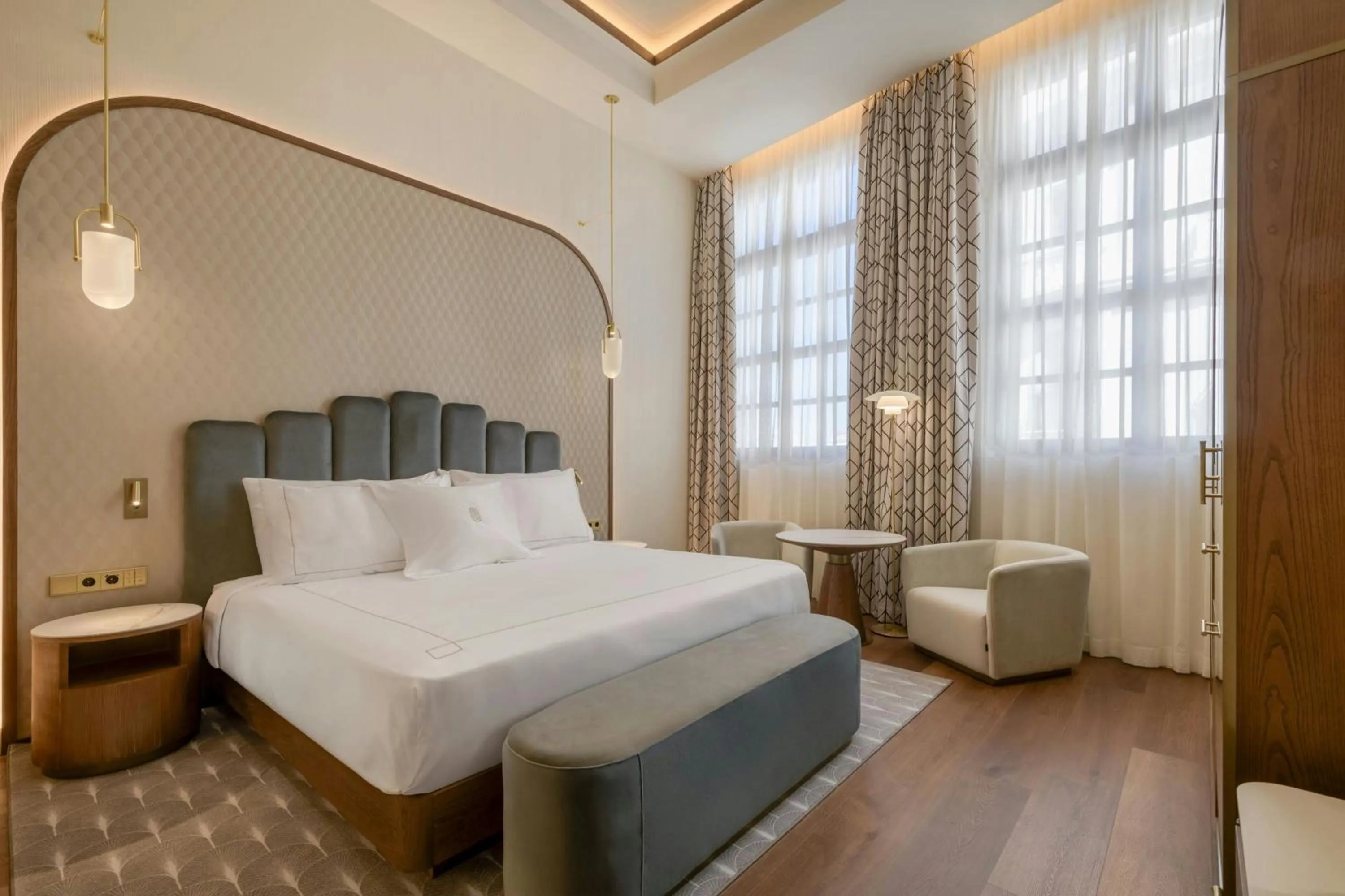 Photo of the whole room, Bed in Grand Hotel Centenari, Valencia, Autograph Collection