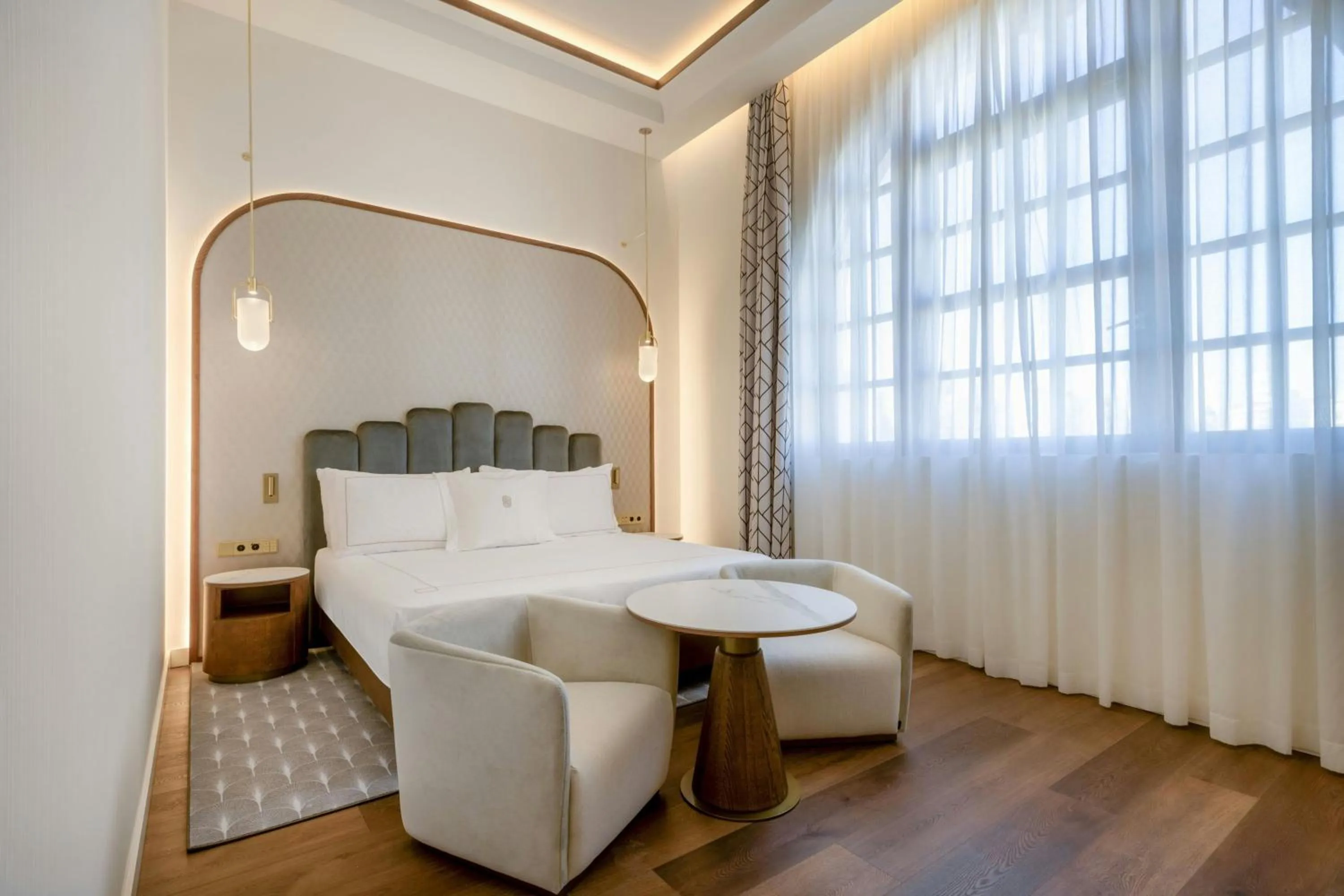 Photo of the whole room, Bed in Grand Hotel Centenari, Valencia, Autograph Collection