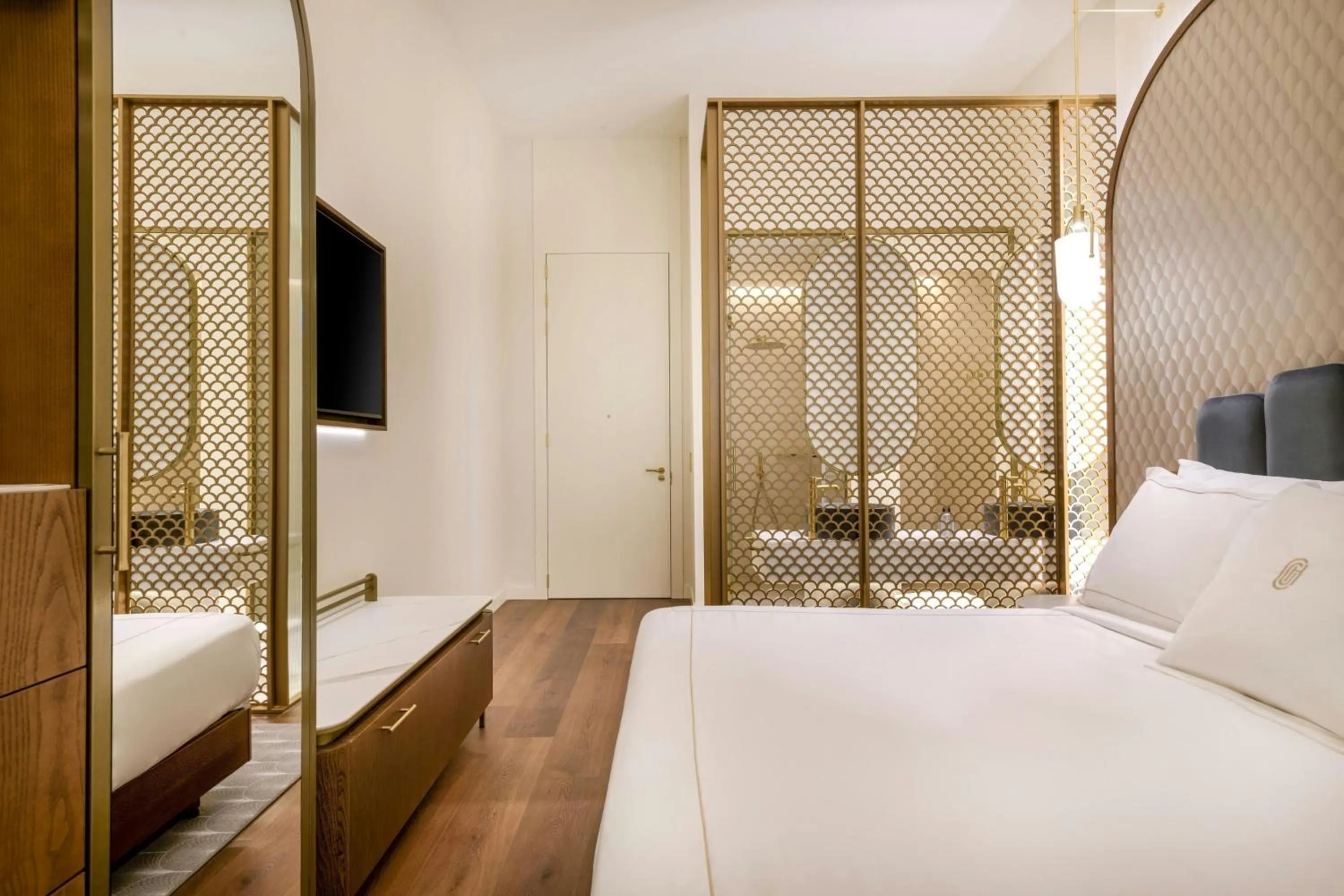 Photo of the whole room, Bed in Grand Hotel Centenari, Valencia, Autograph Collection