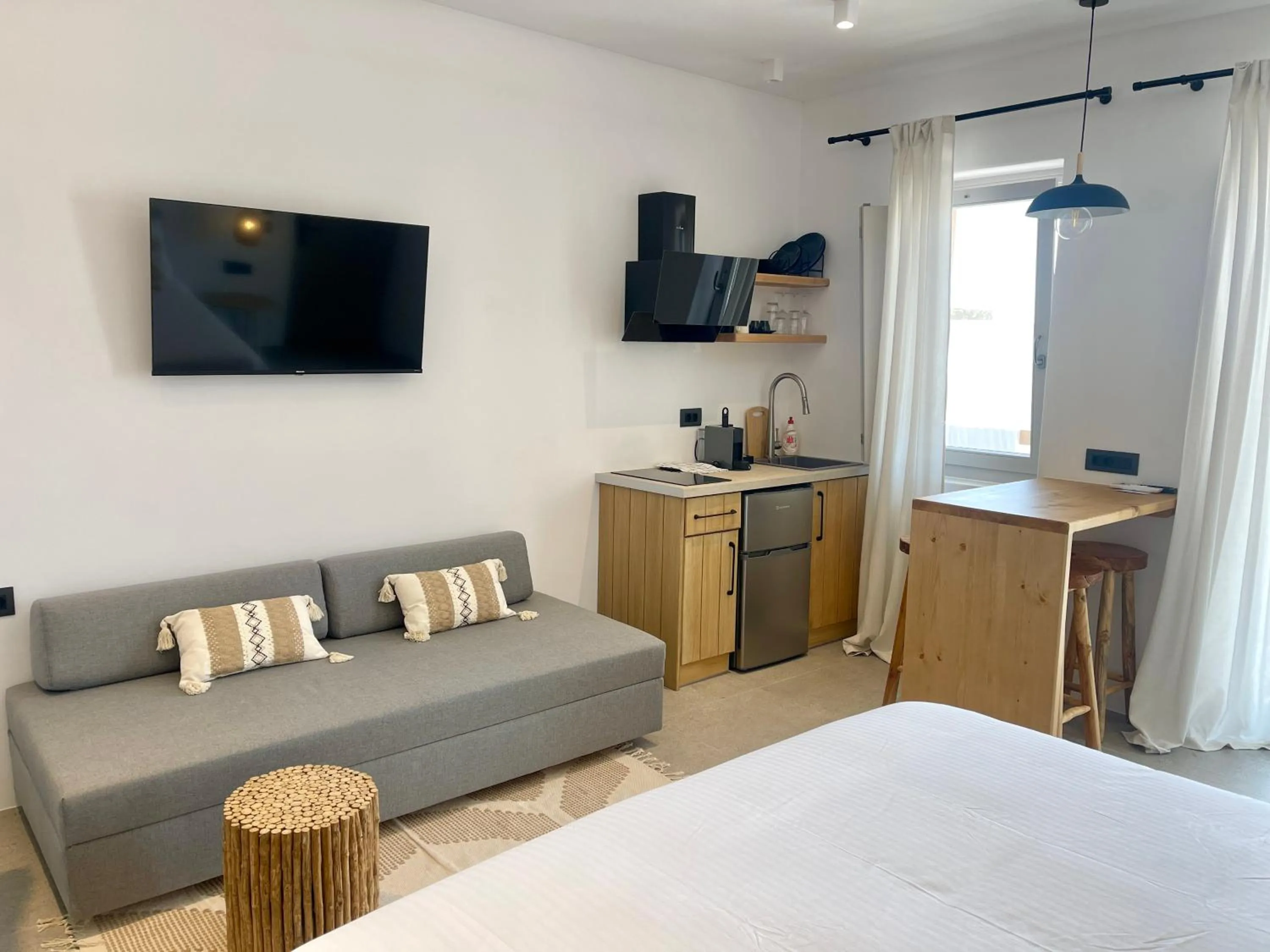 Kitchen or kitchenette, Bed in Mykonos Dot Suites