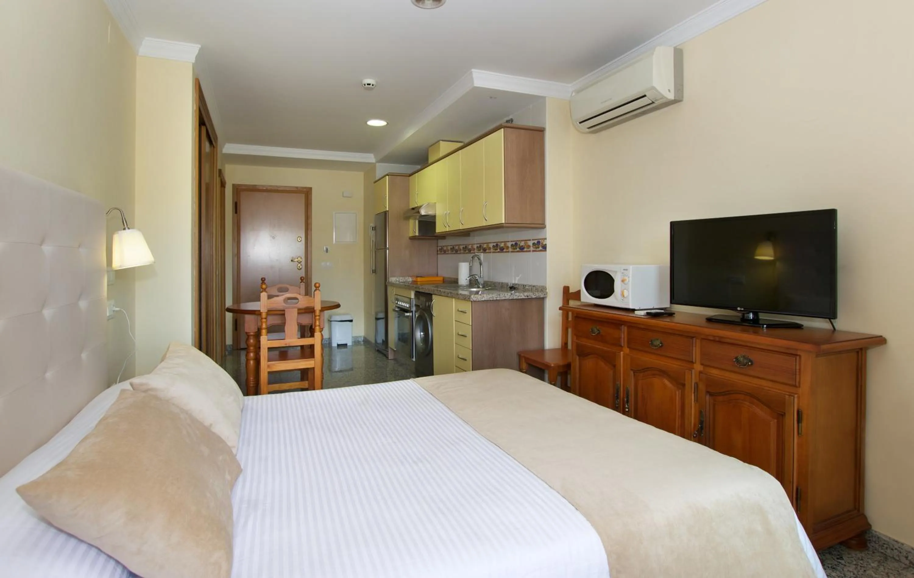 Photo of the whole room, Bed in Apartamentos Nuriasol