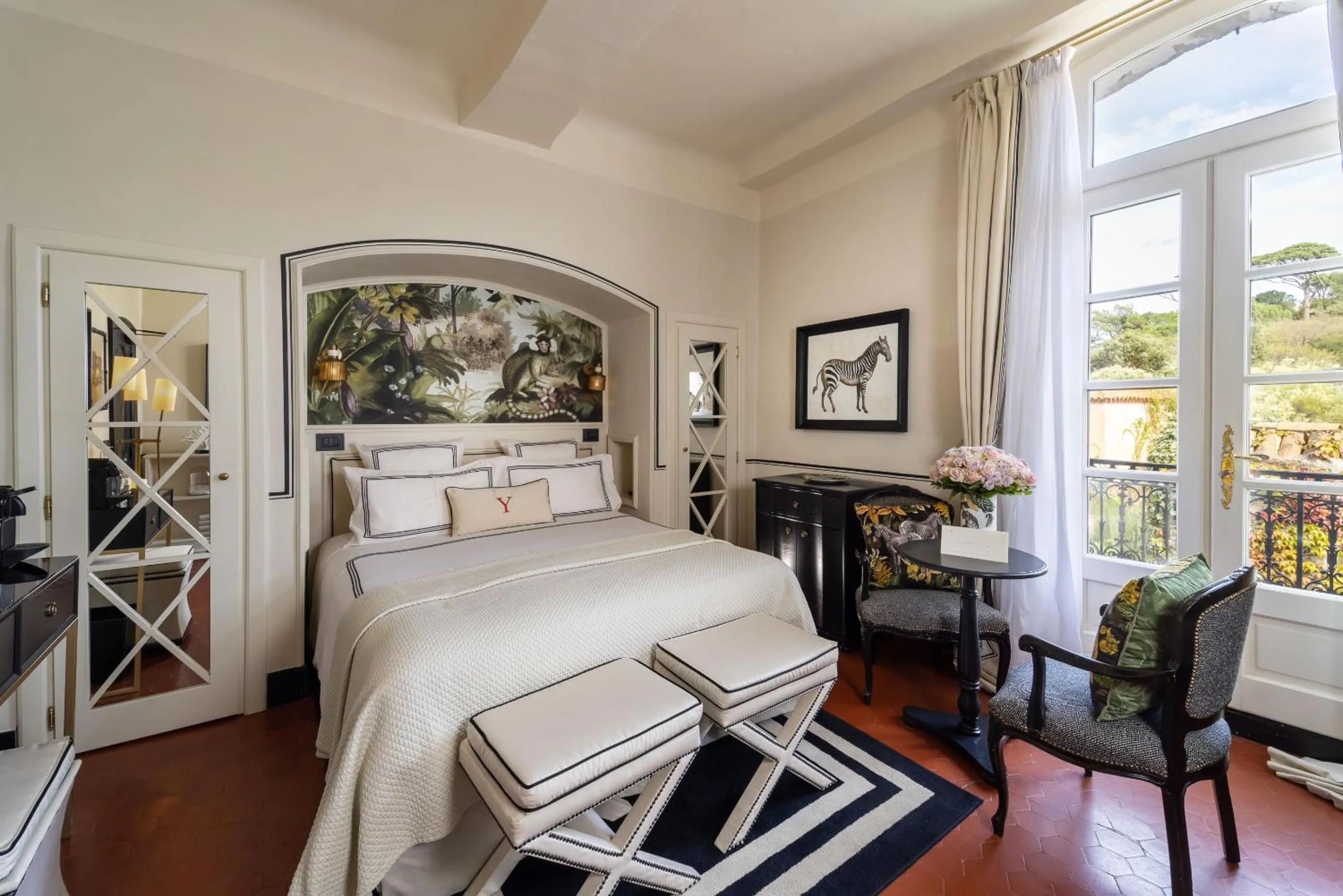 Bedroom, Bed in Le Yaca Saint-Tropez