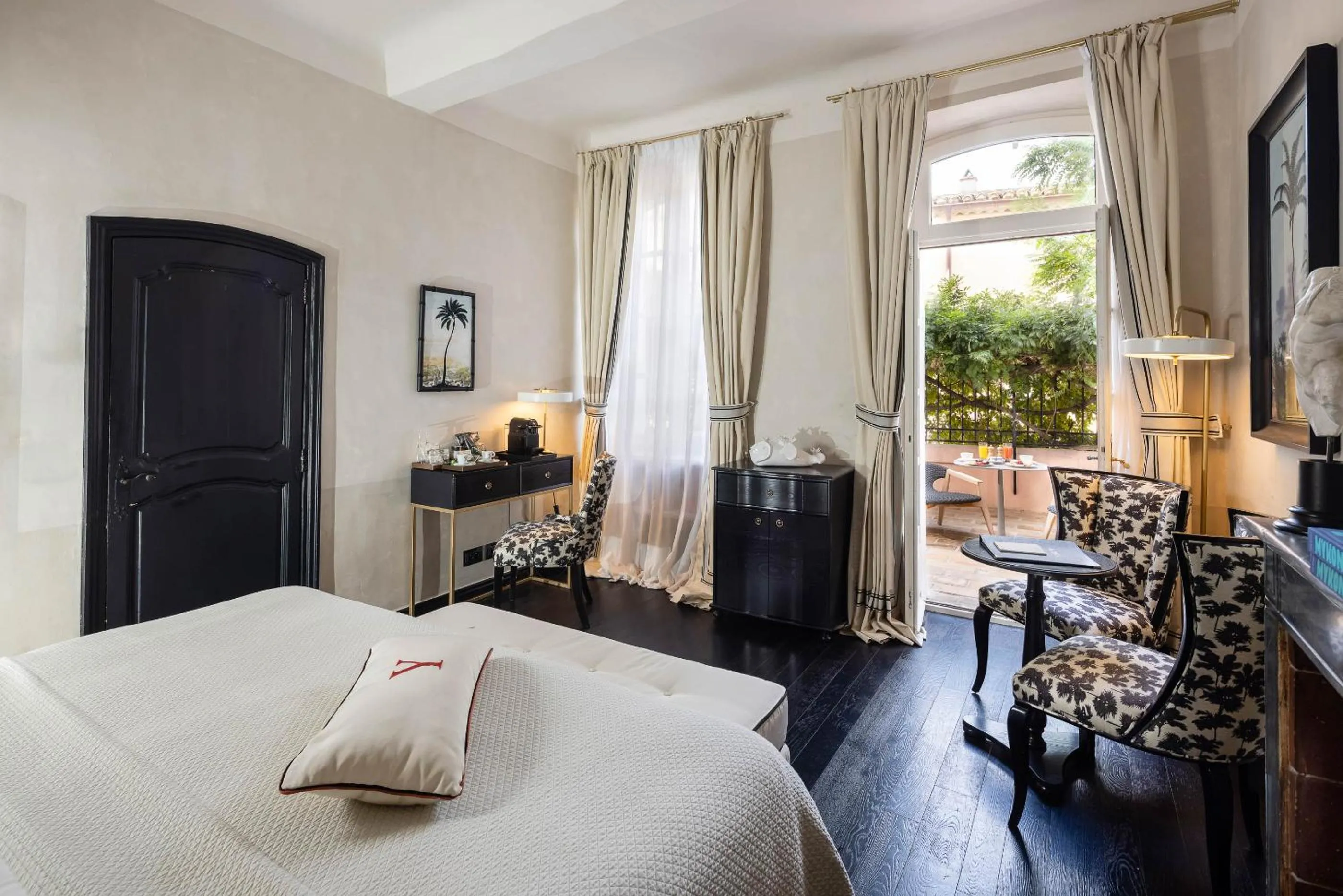 Bedroom, Bed in Le Yaca Saint-Tropez