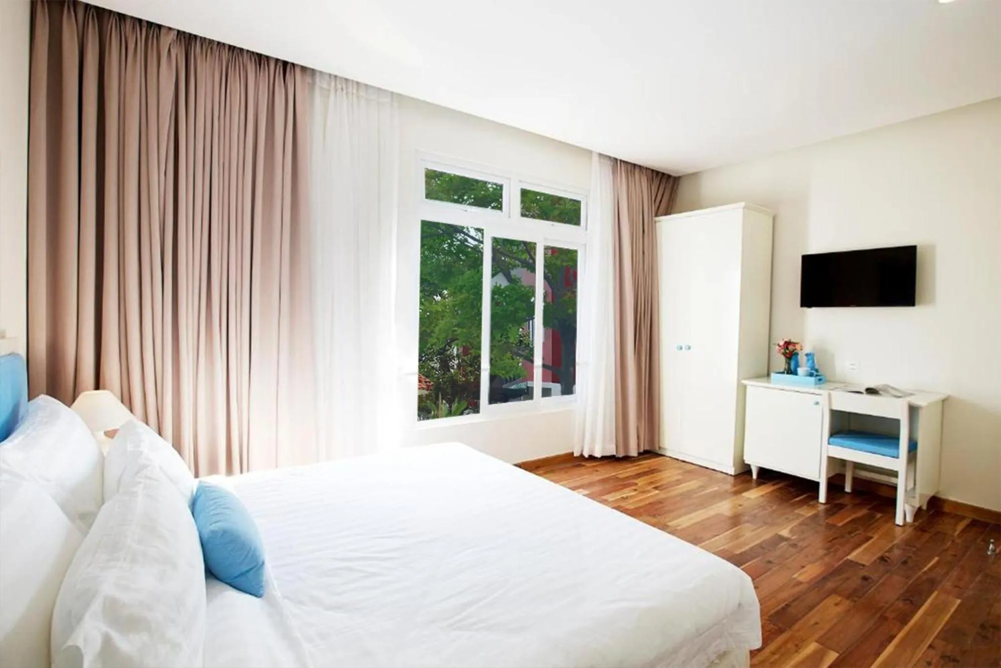 Bedroom, Bed in Palmier Hotel - Art House Da Nang