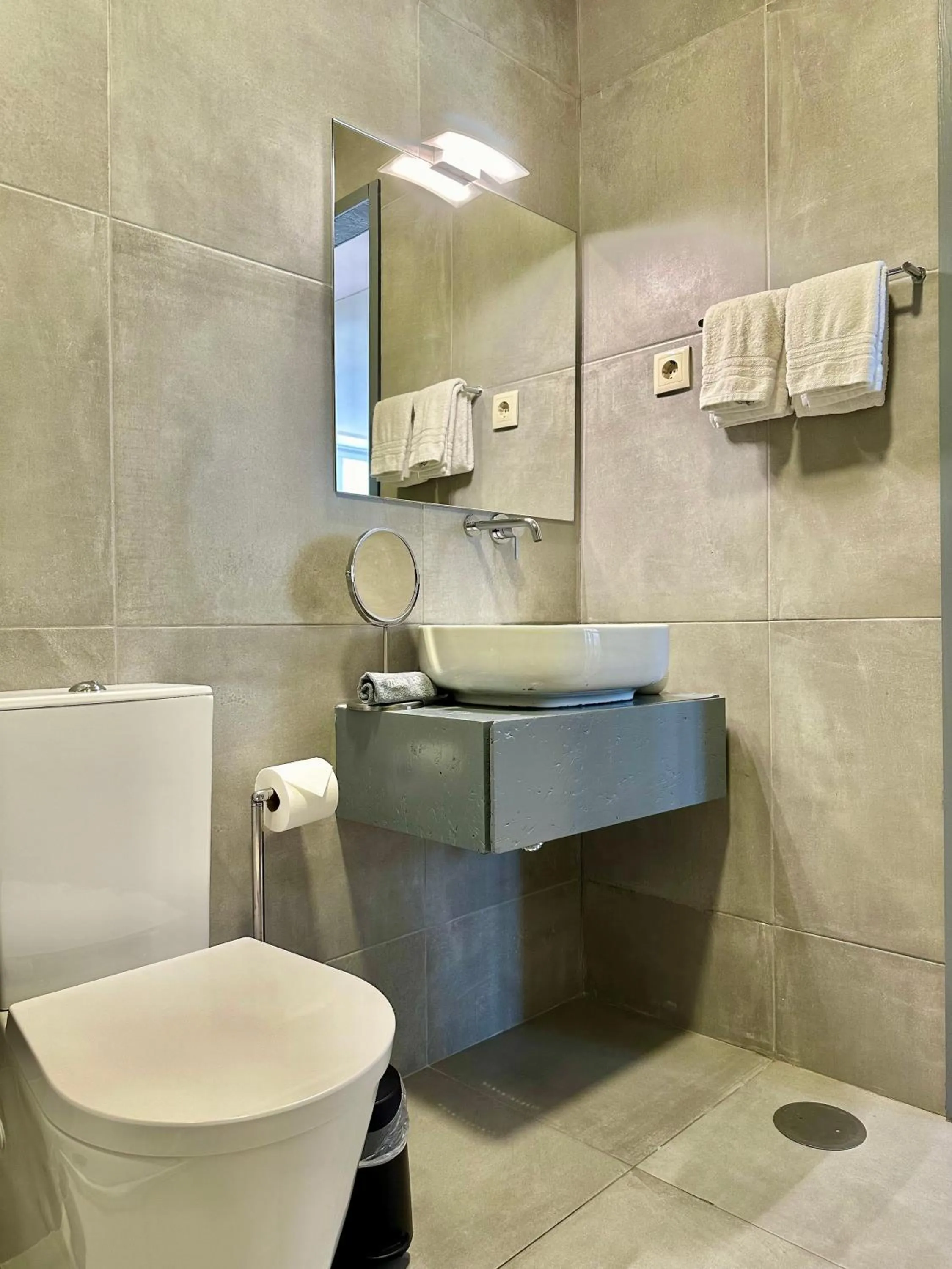 Toilet in YOUROPO - Capela