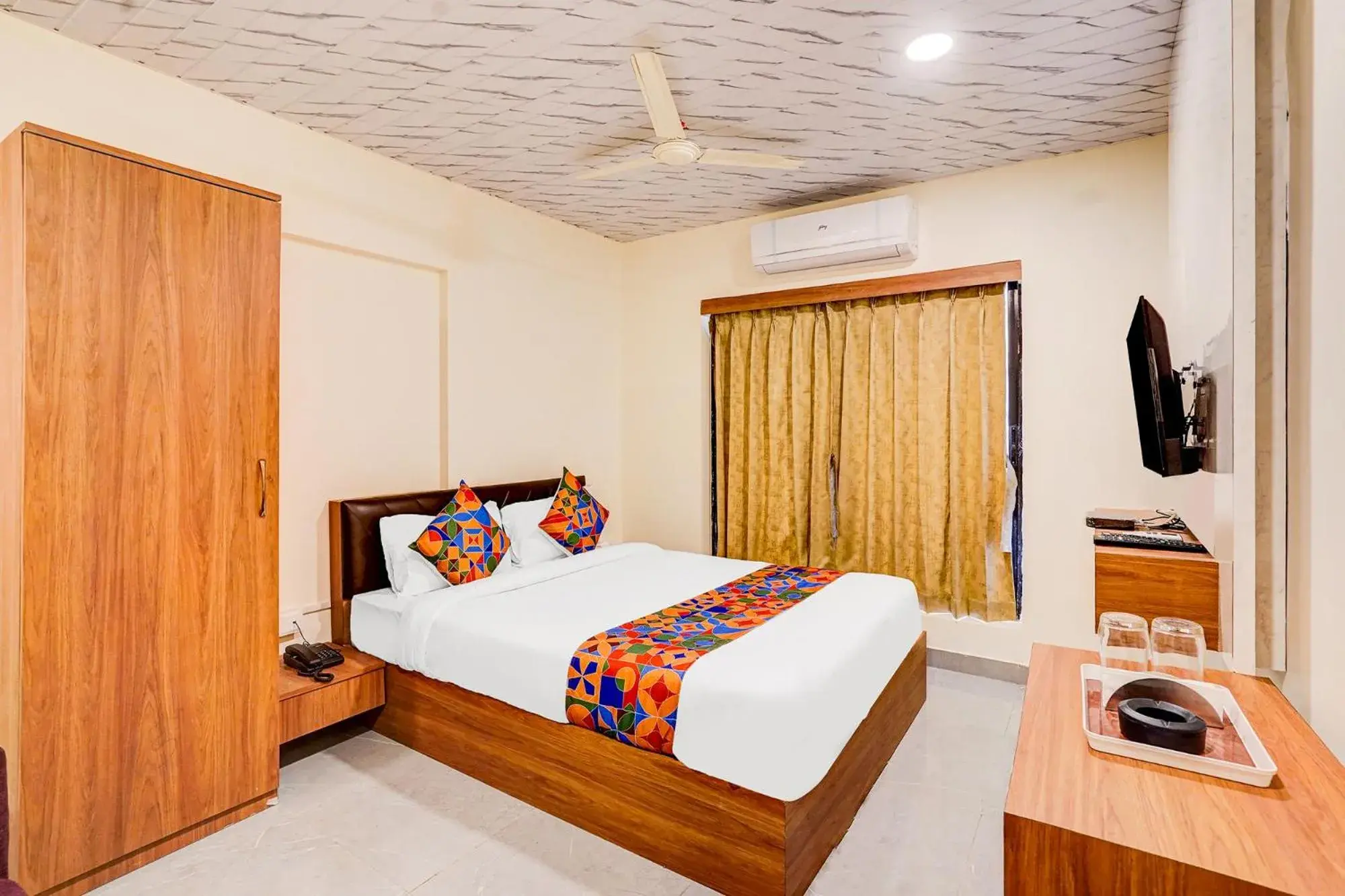Deluxe Room - single occupancy in Hotel Omkar & Lodging - Phoenix Market City Deluxe Room - single occupancy in Hotel Omkar & Lodging - Phoenix Market City