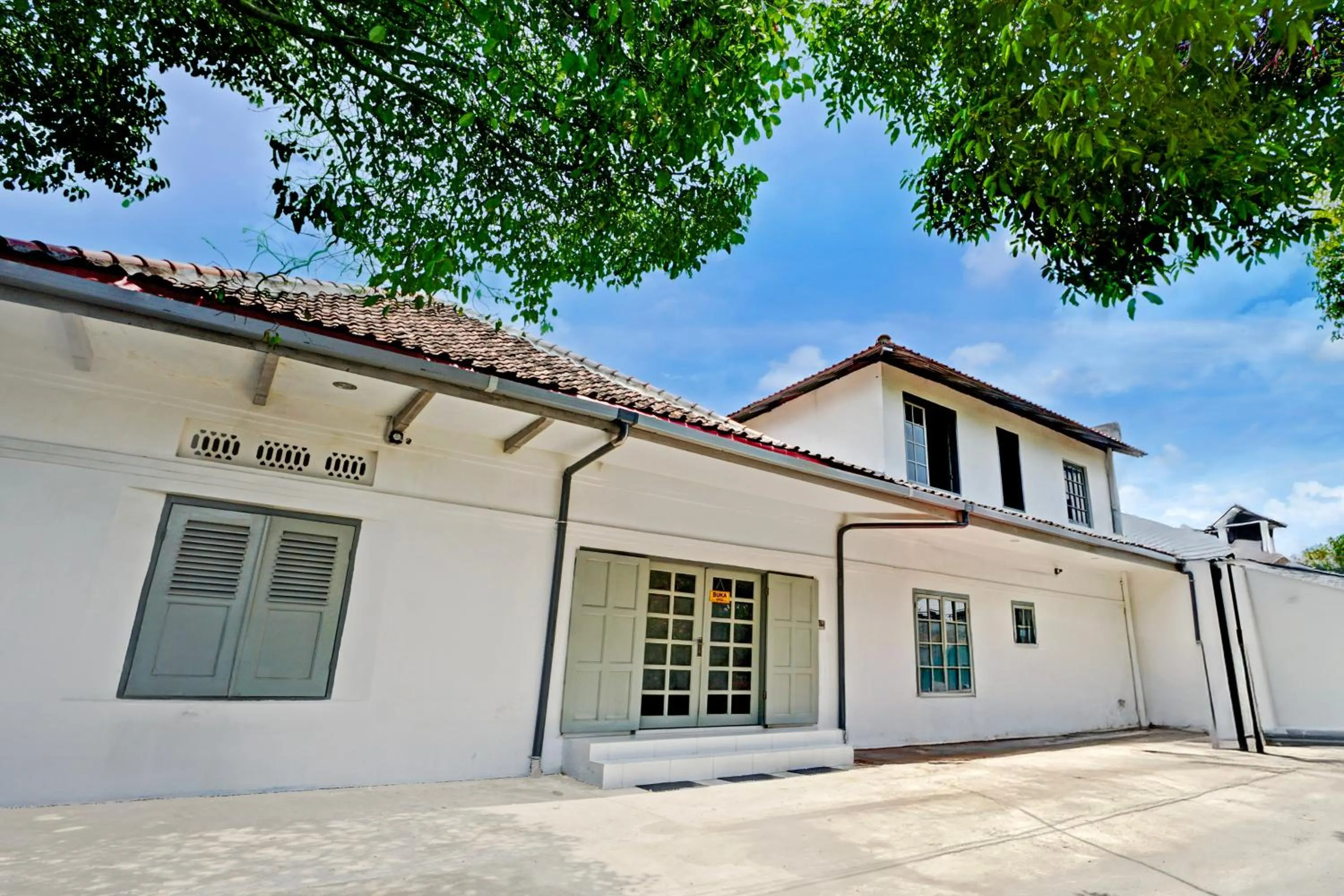 Facade/entrance in Hotel O Nawangwulan
