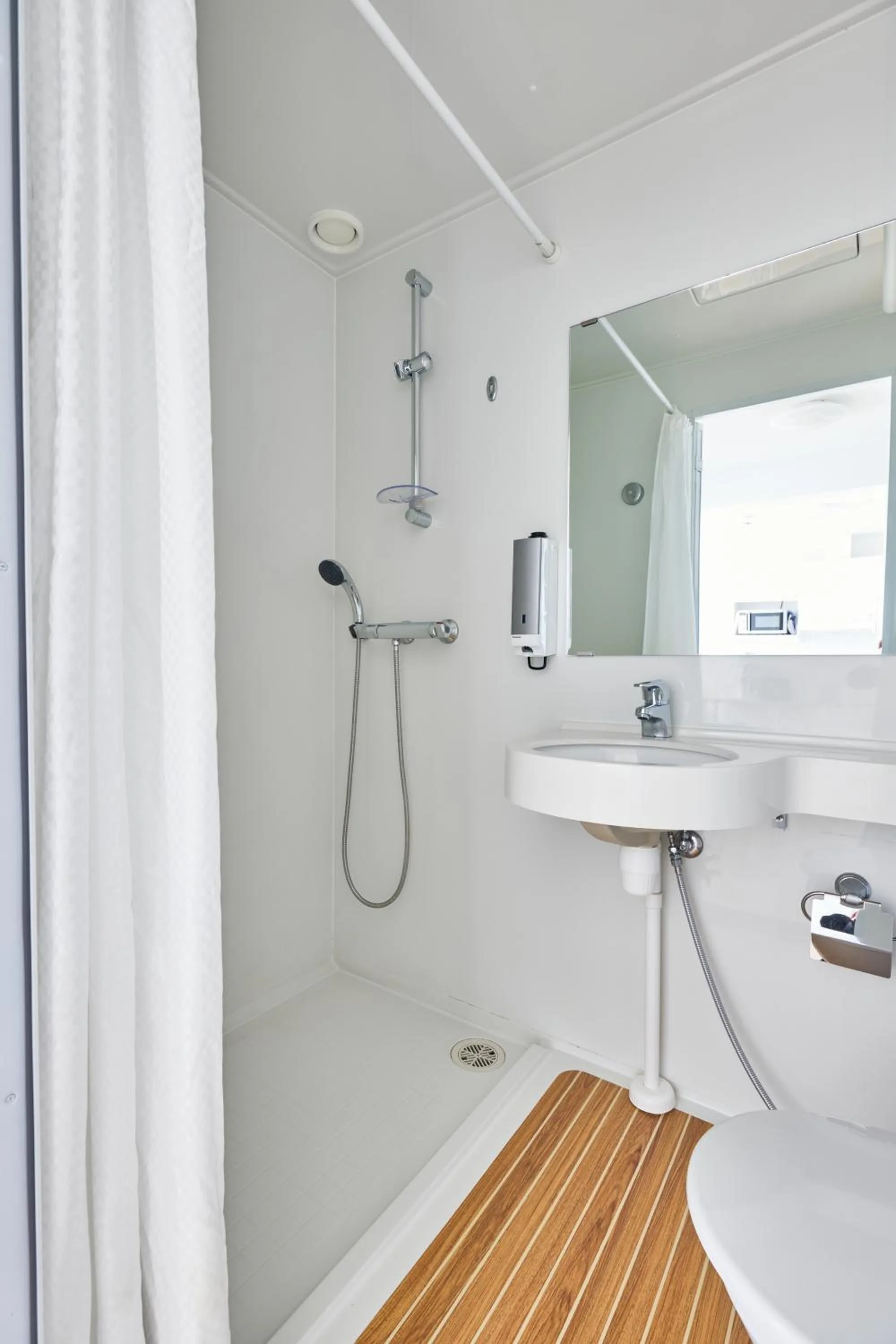 Shower in Töölö Towers