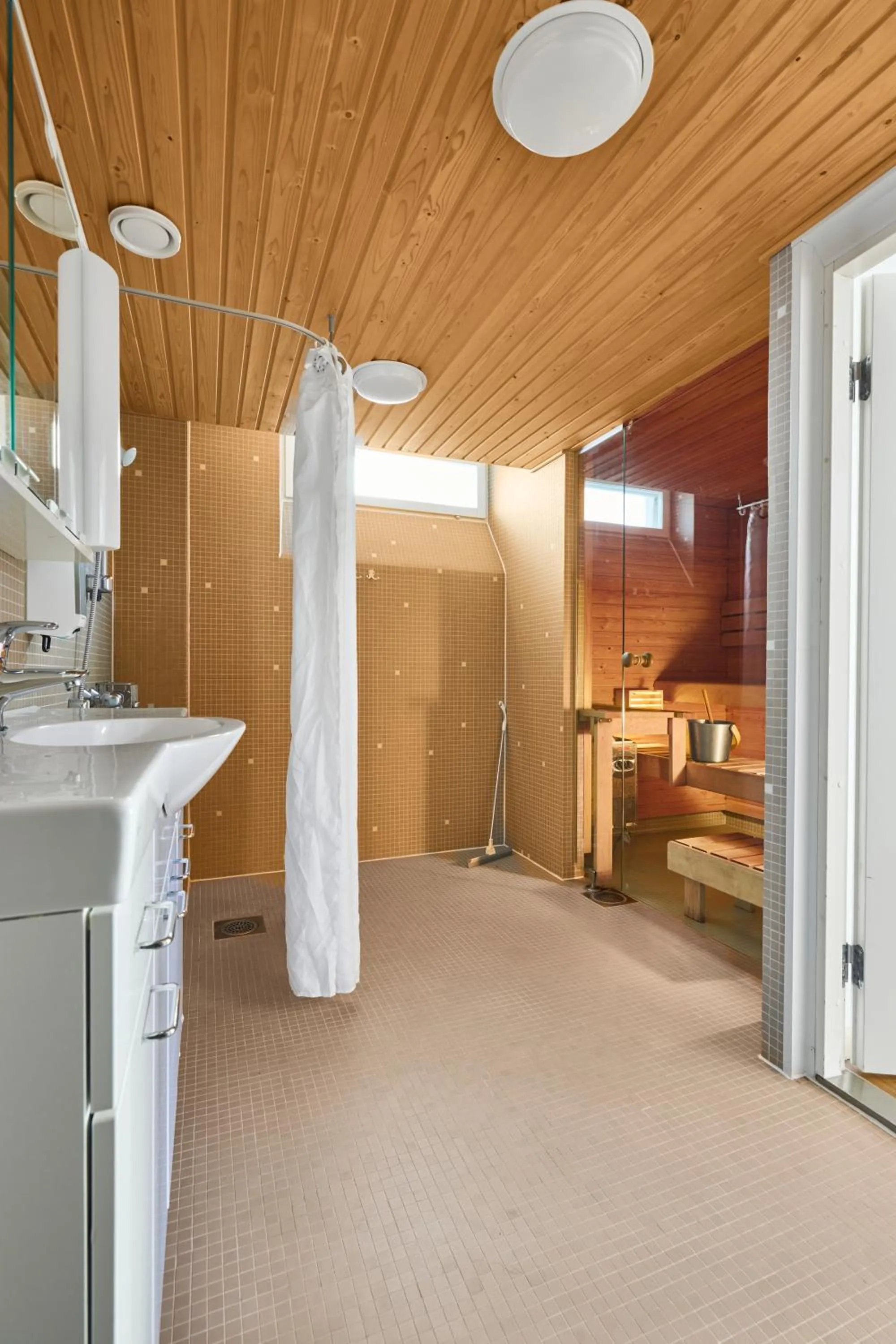 Shower, Bed in Töölö Towers