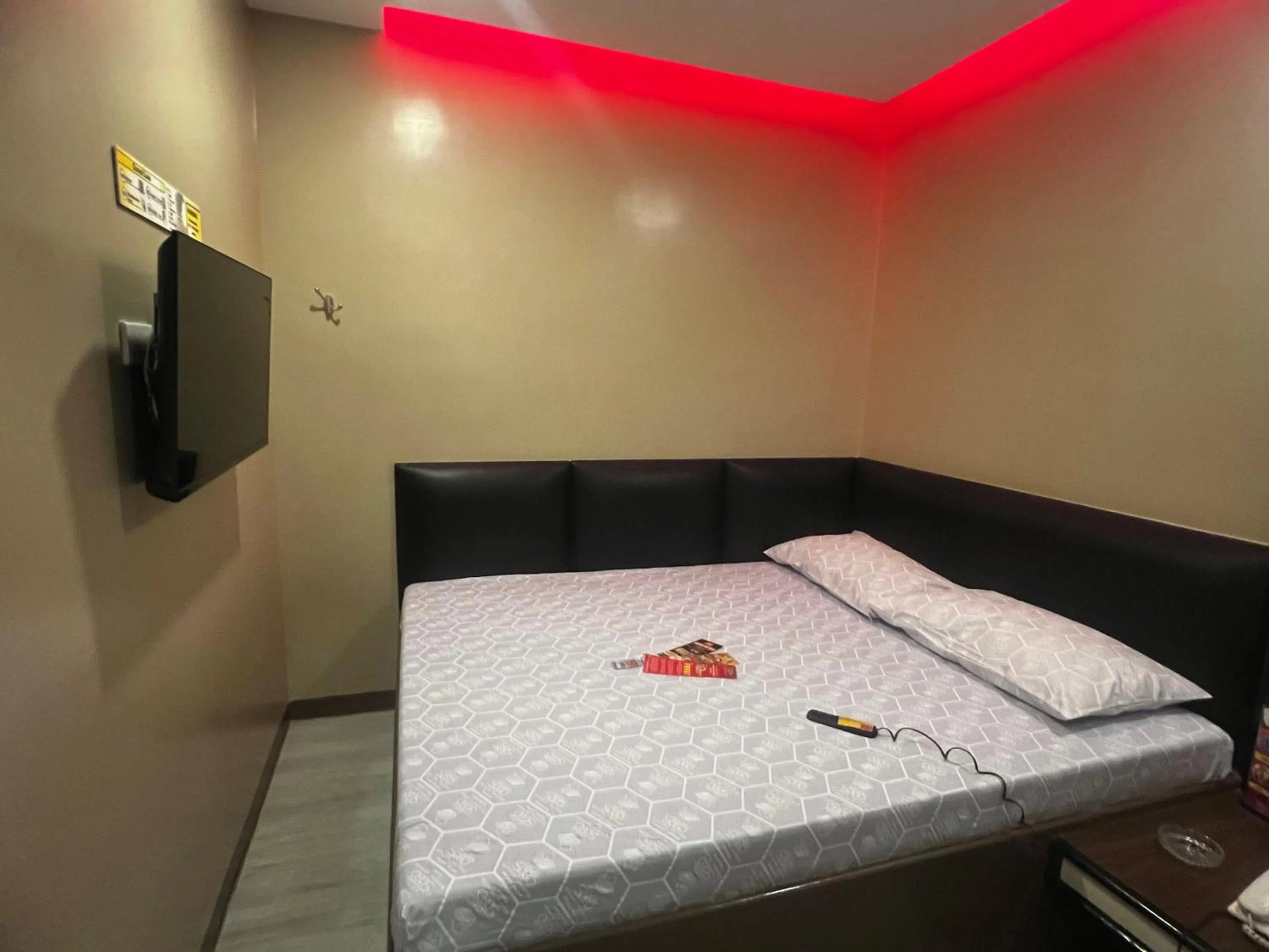 Photo of the whole room, Bed in Hotel Sogo EDSA Shaw Blvd