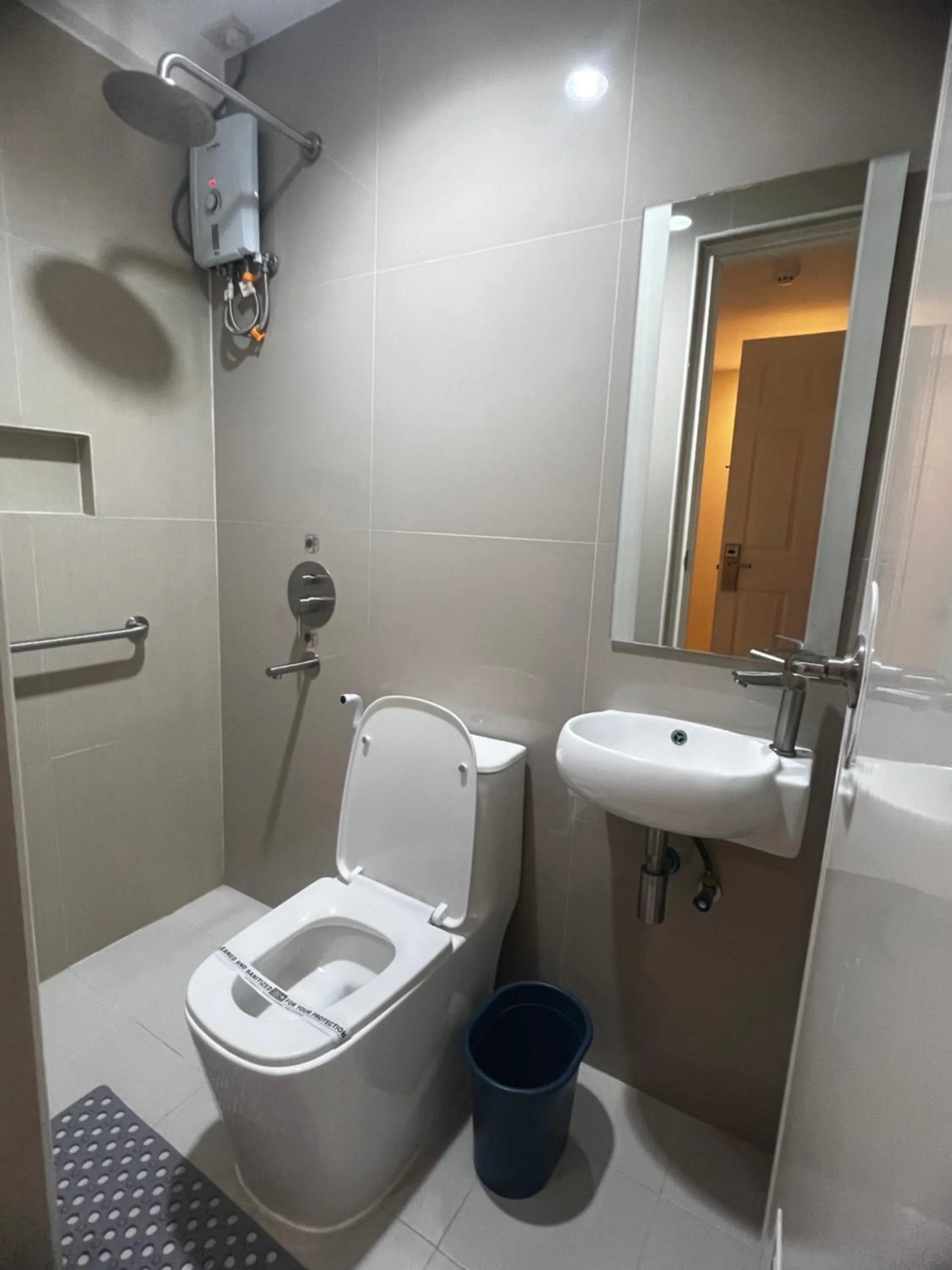 Toilet in Hotel Sogo EDSA Shaw Blvd