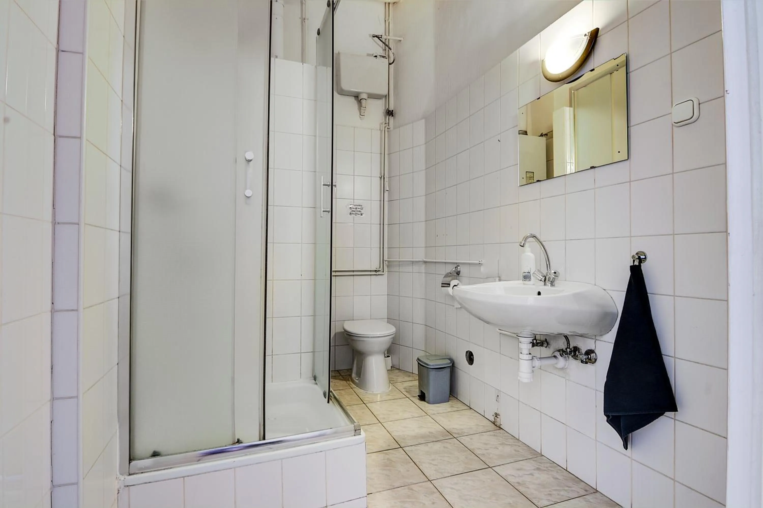 Bathroom in Pal's Hostel and Apartments