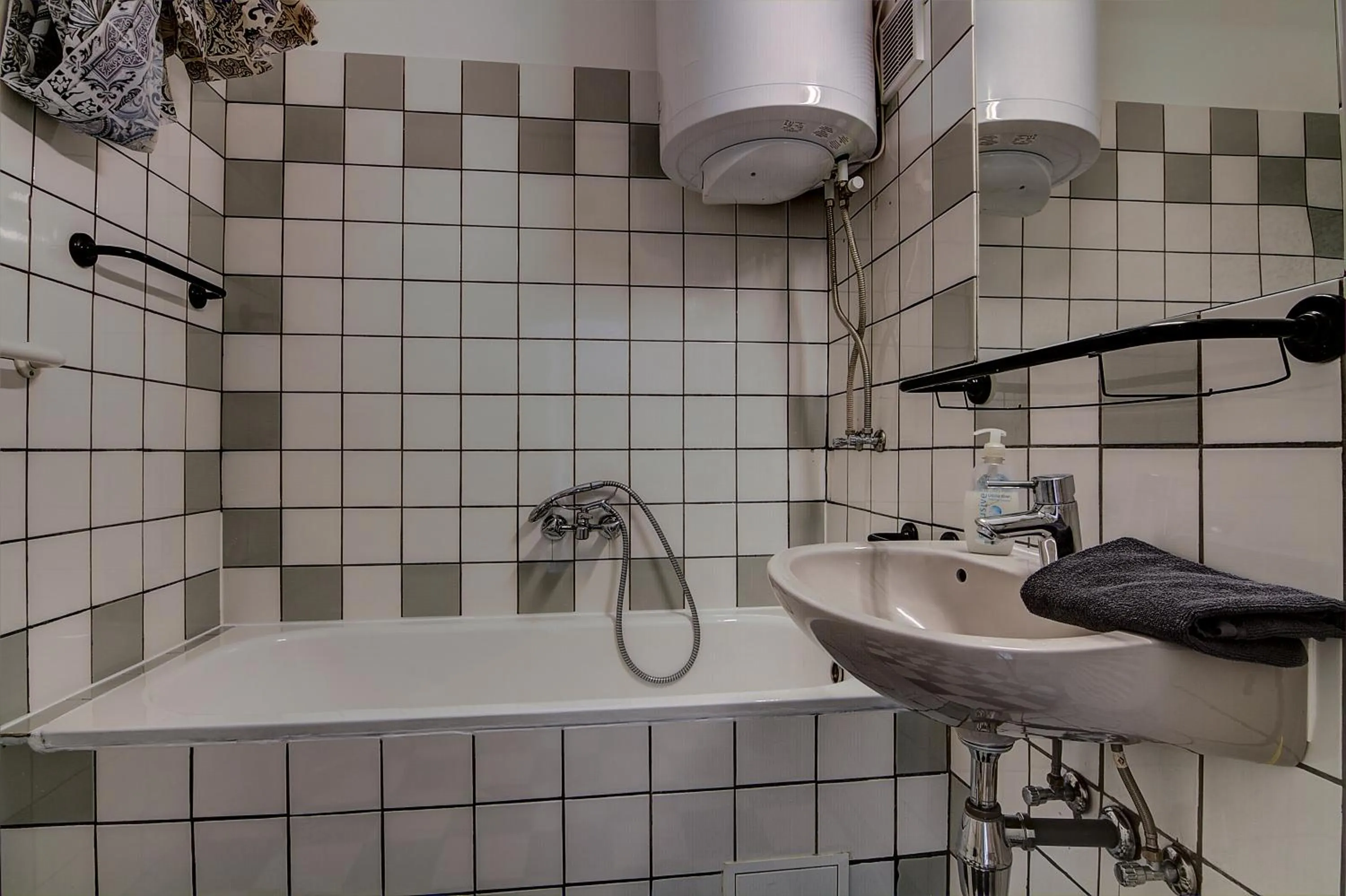 Bathroom in Pal's Hostel and Apartments