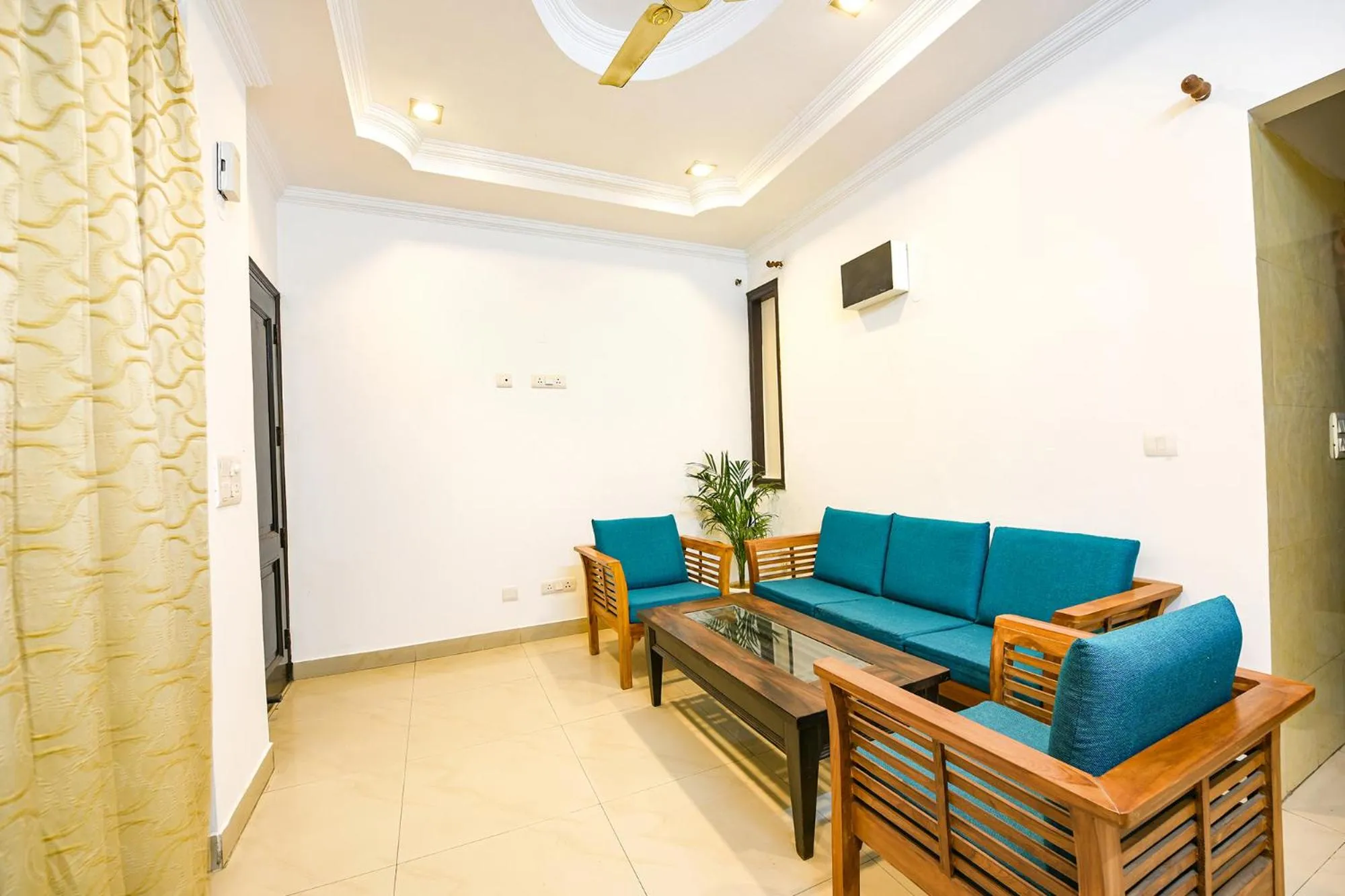 Seating area in FabHotel Velvet Suites Near Millennium City Centre Gurugram