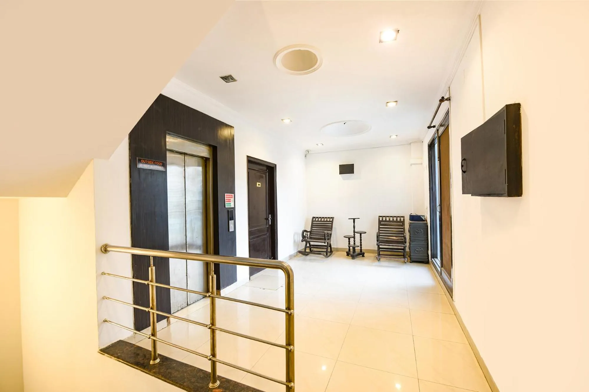 Lobby or reception in FabHotel Velvet Suites Near Millennium City Centre Gurugram