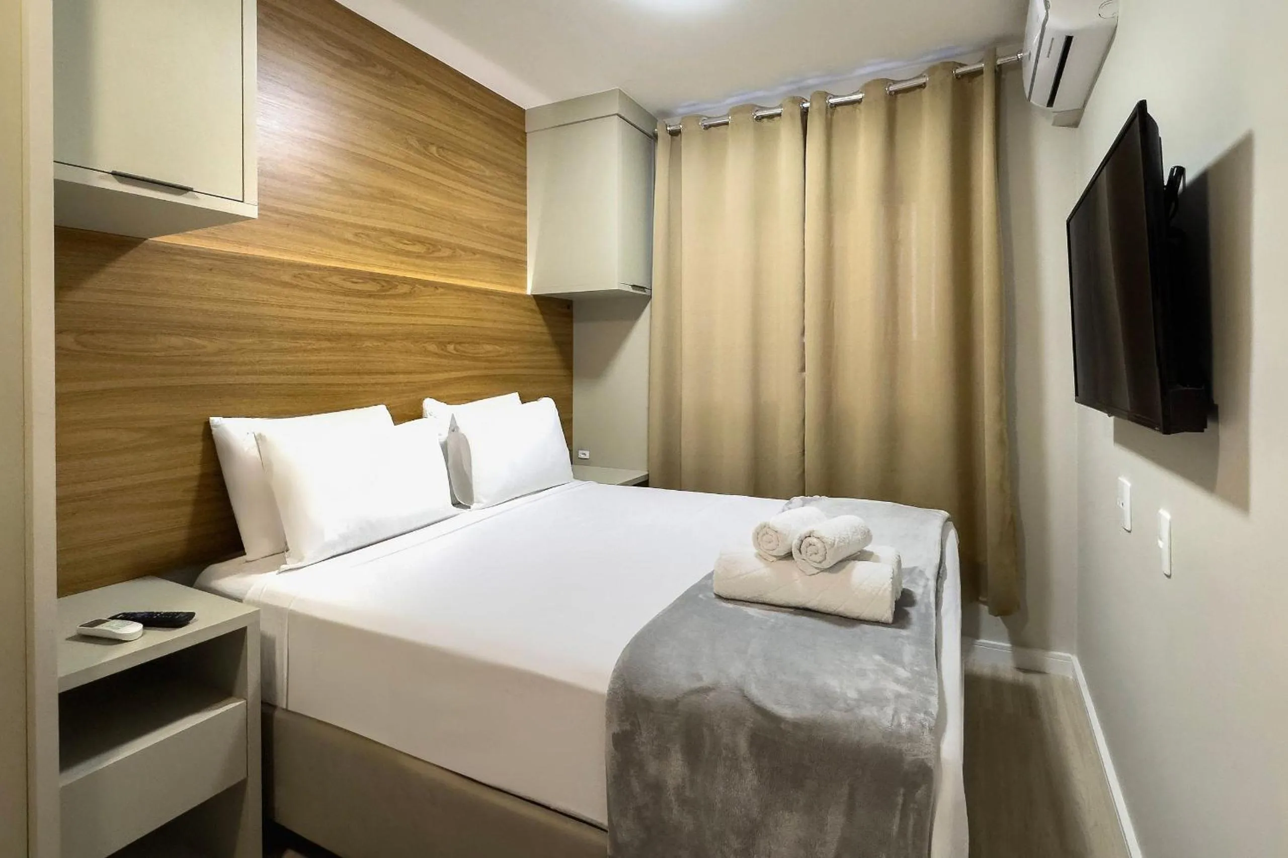 Bedroom, Bed in Composite Moema