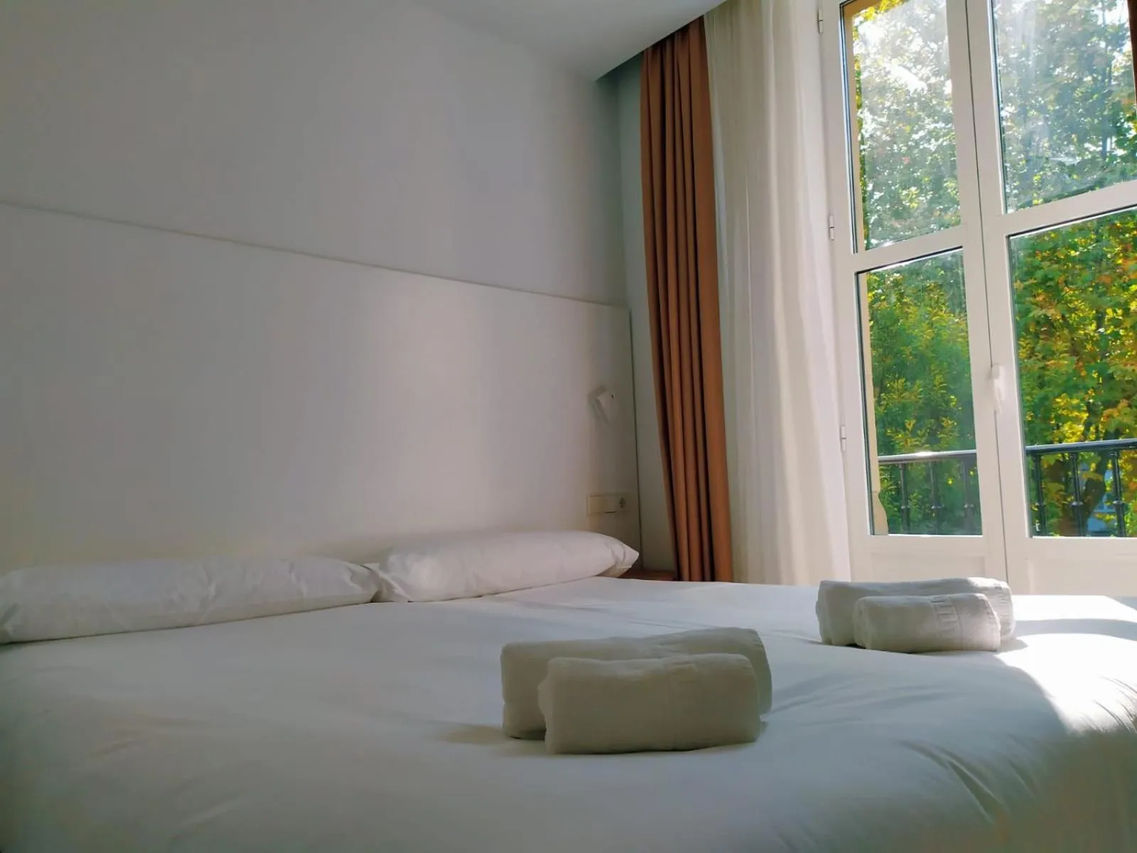 Balcony/Terrace, Bed in Pensión Sarriegi