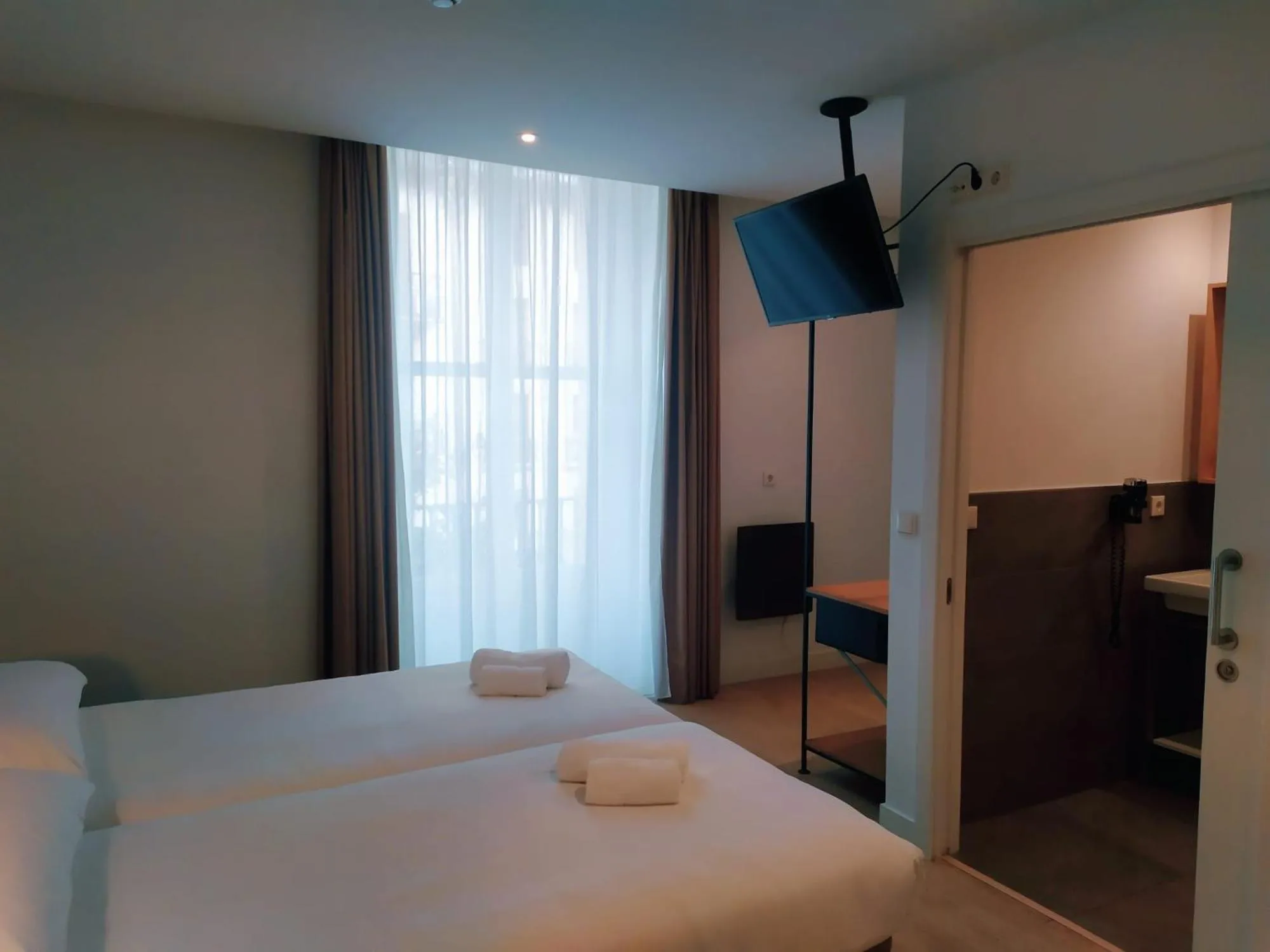 Shower, Bed in Pensión Sarriegi