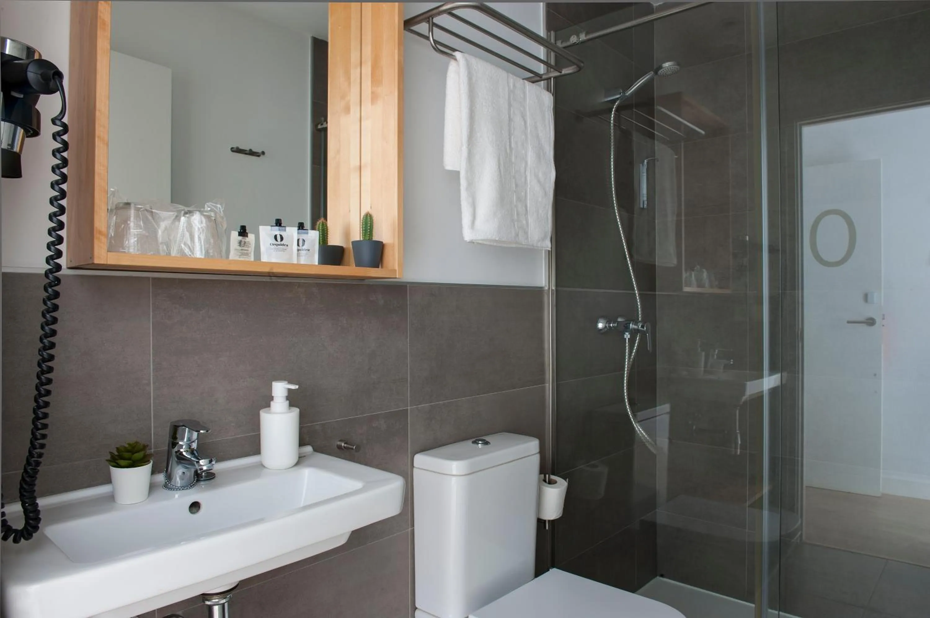 Shower in Pensión Sarriegi