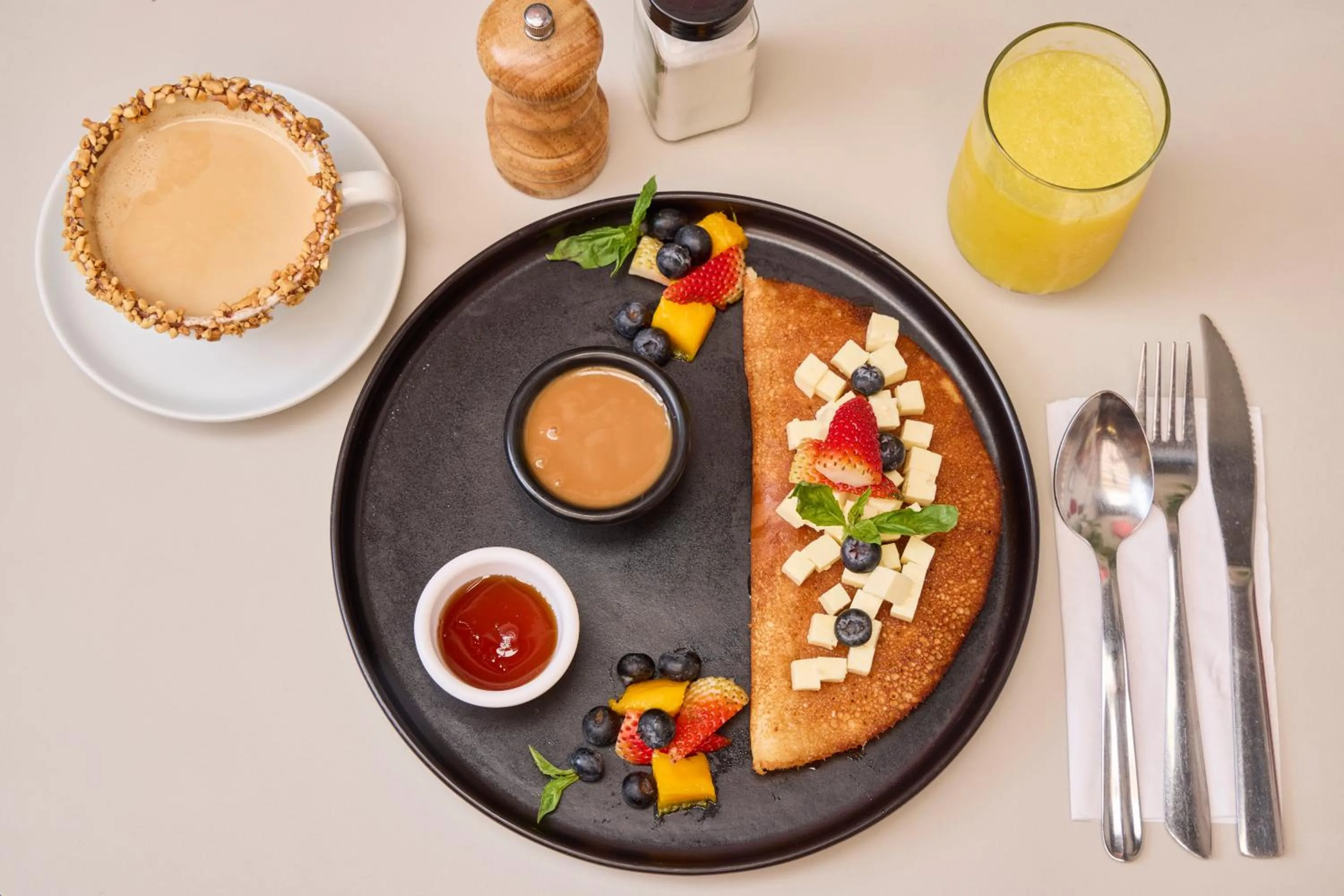 Food and drinks in Hunters Hotel by Jalo