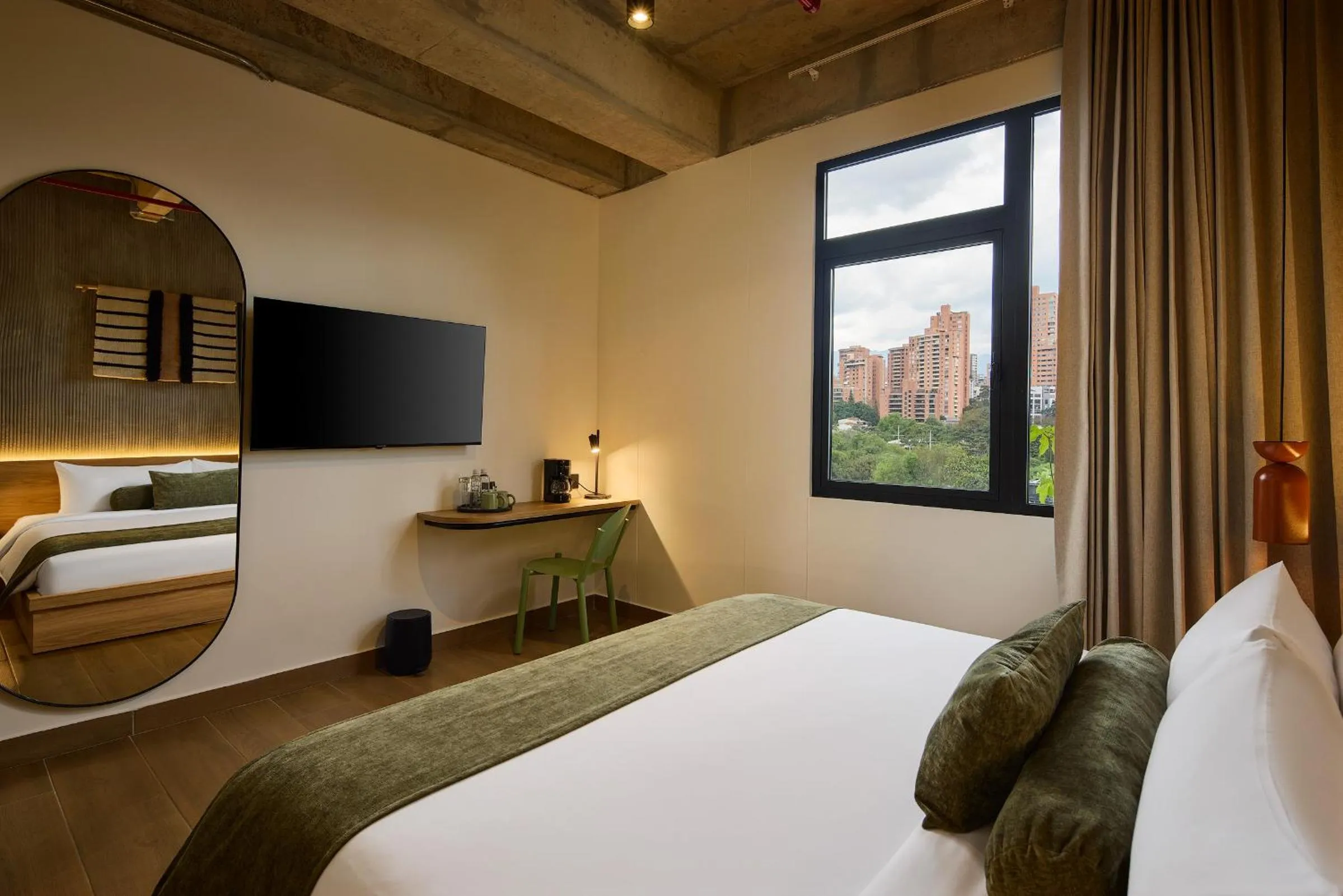 Communal lounge/ TV room, Bed in Hunters Hotel by Jalo