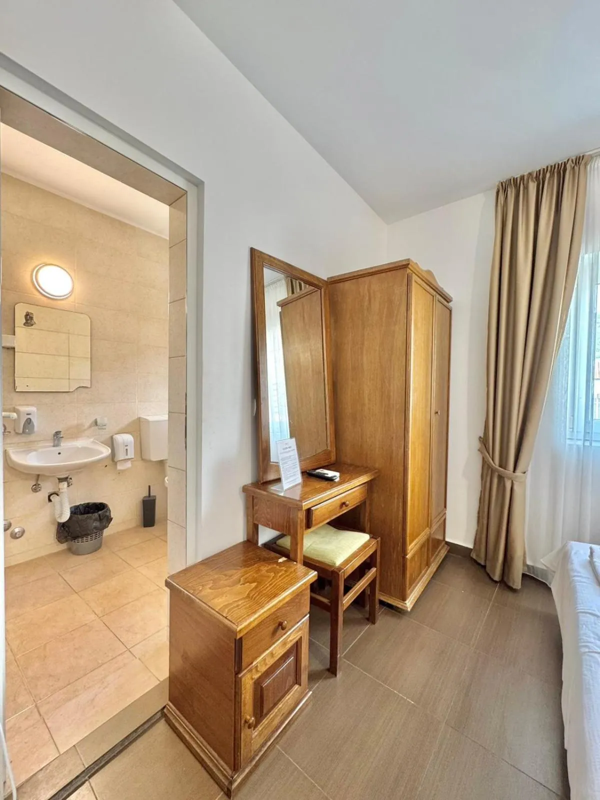 Toilet, Bed in Hotel Lobo Budva