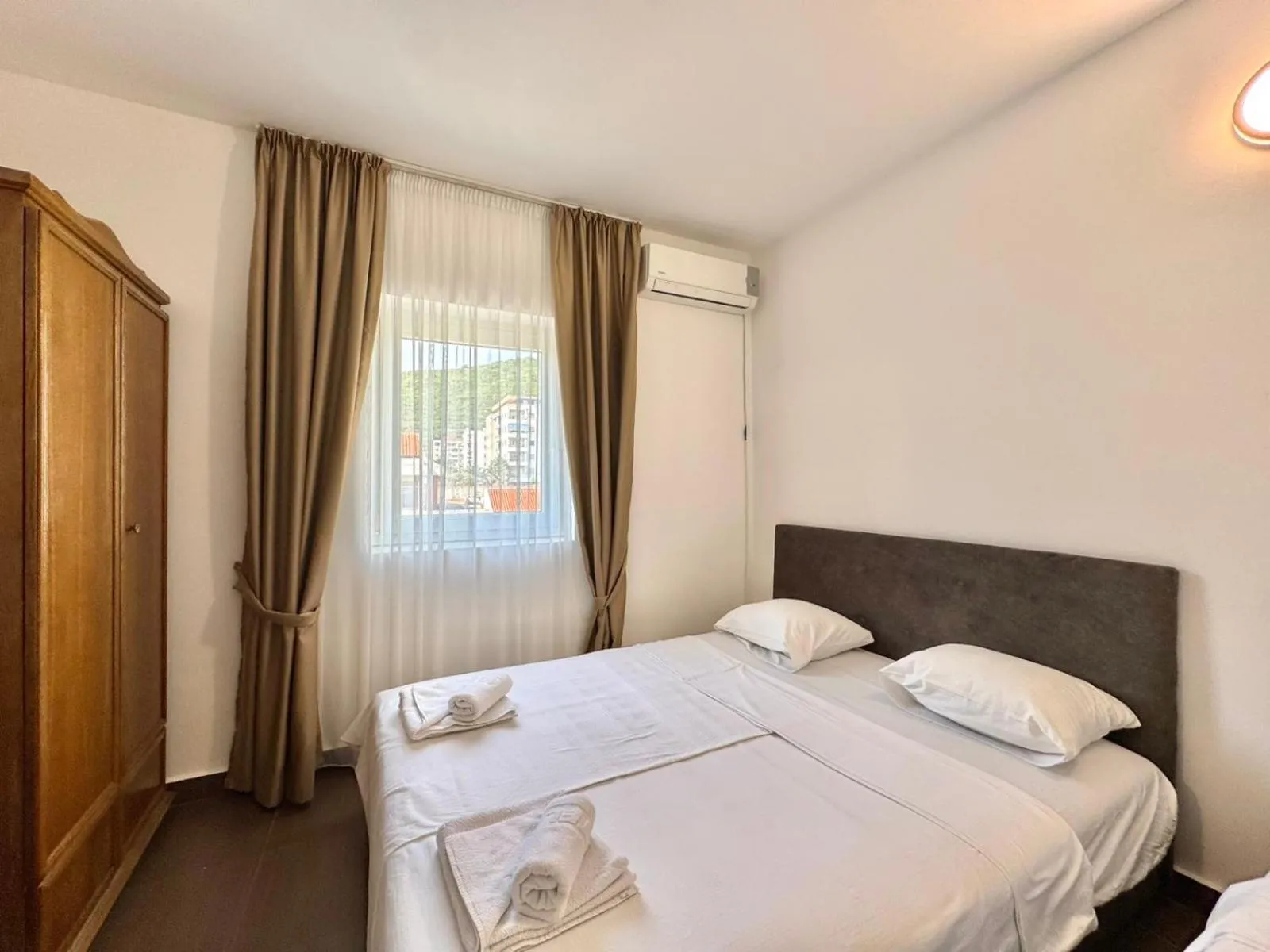 Bed in Hotel Lobo Budva
