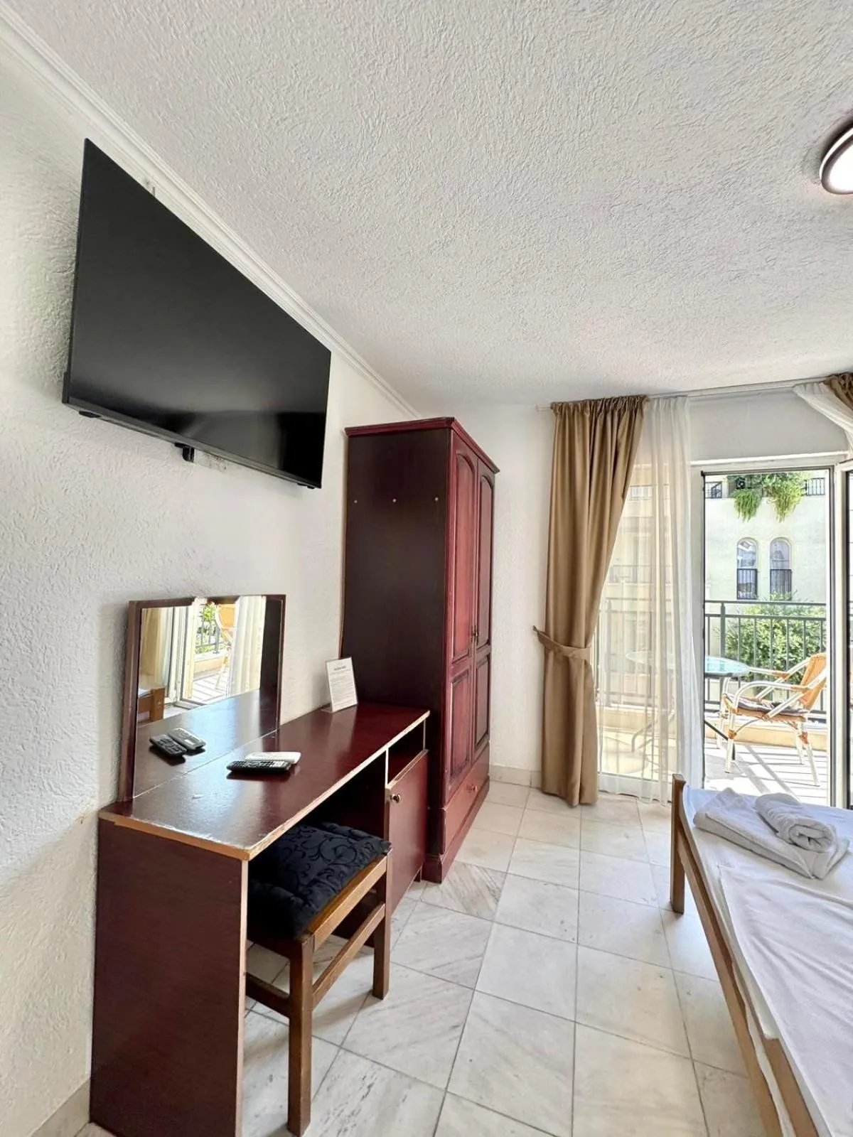 Bed in Hotel Lobo Budva
