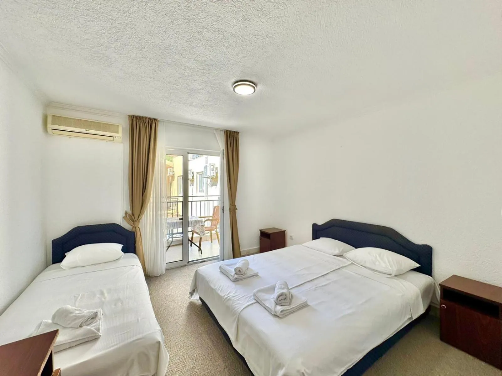 Bed in Hotel Lobo Budva