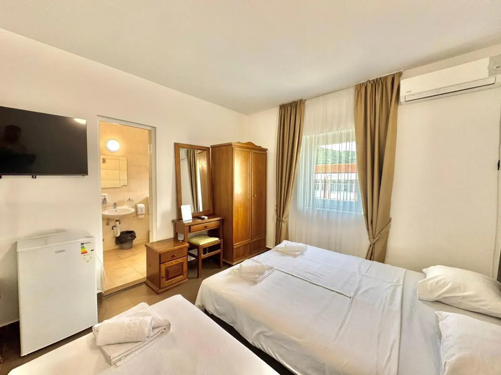 Comfort Quadruple Room in Hotel Lobo Budva Comfort Quadruple Room in Hotel Lobo Budva