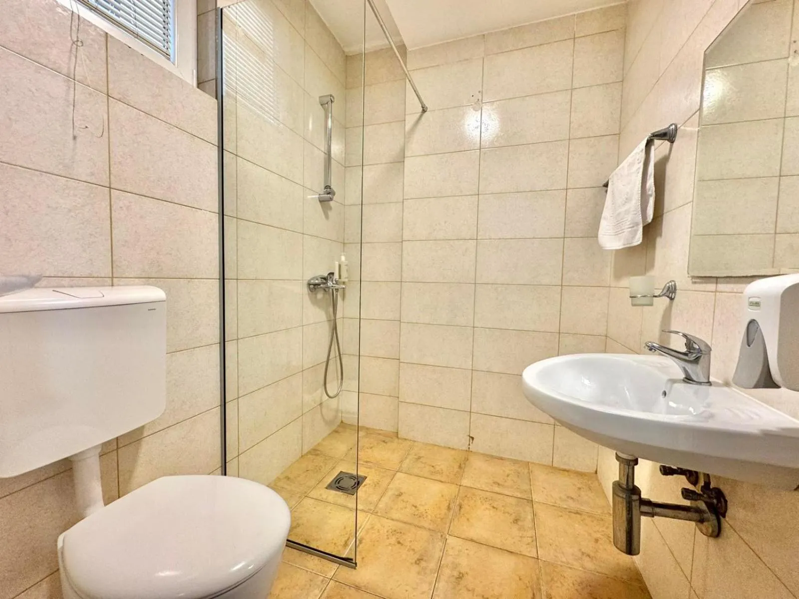 Shower in Hotel Lobo Budva