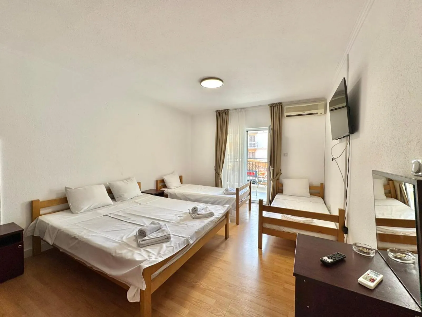 Bed in Hotel Lobo Budva