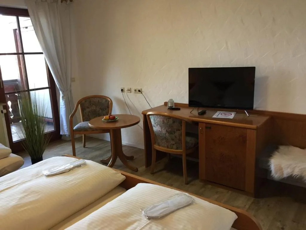 Photo of the whole room, Bed in See-Hotel Storchenmuehle