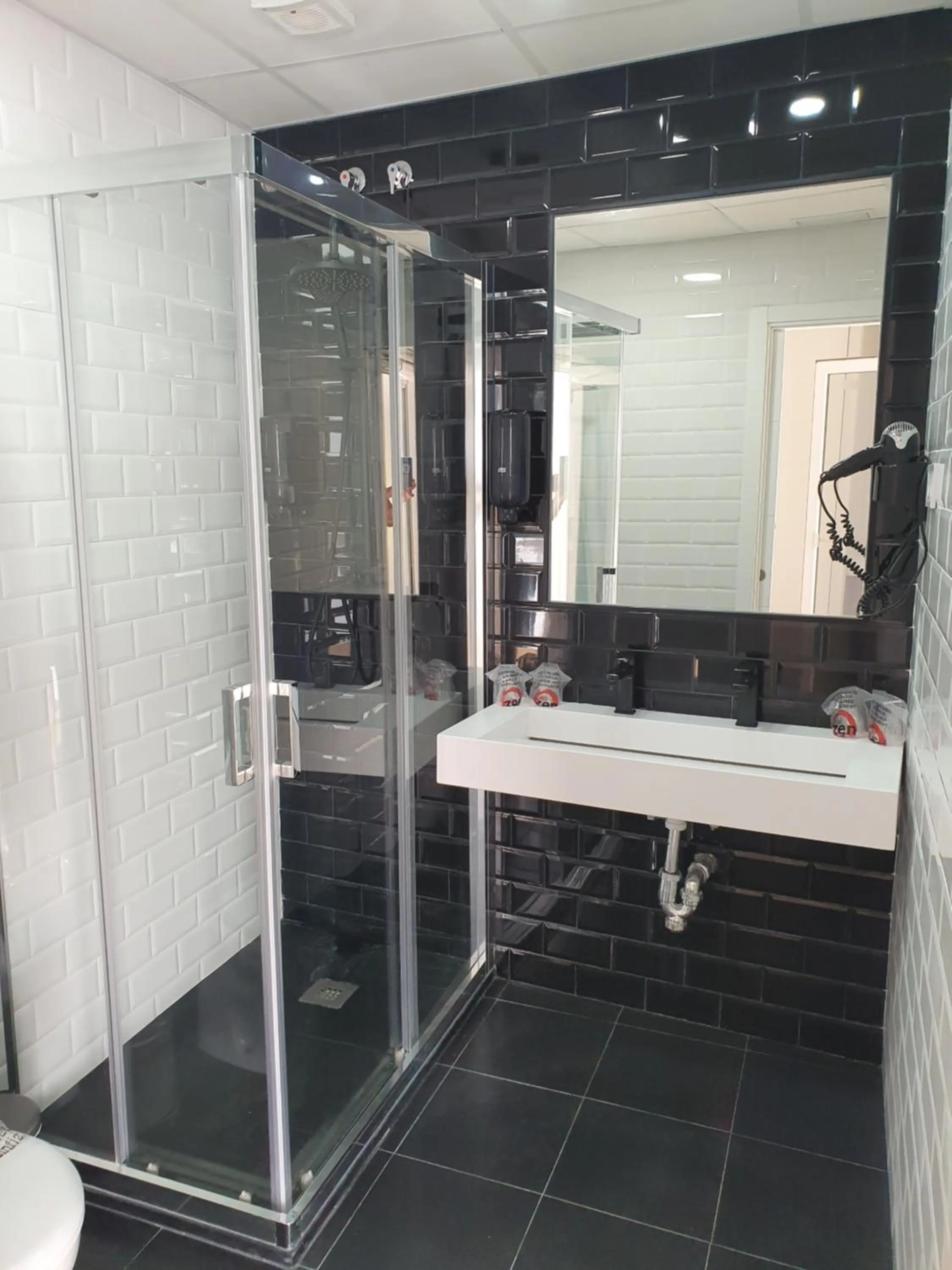 Shower in Hotel Zen Airport