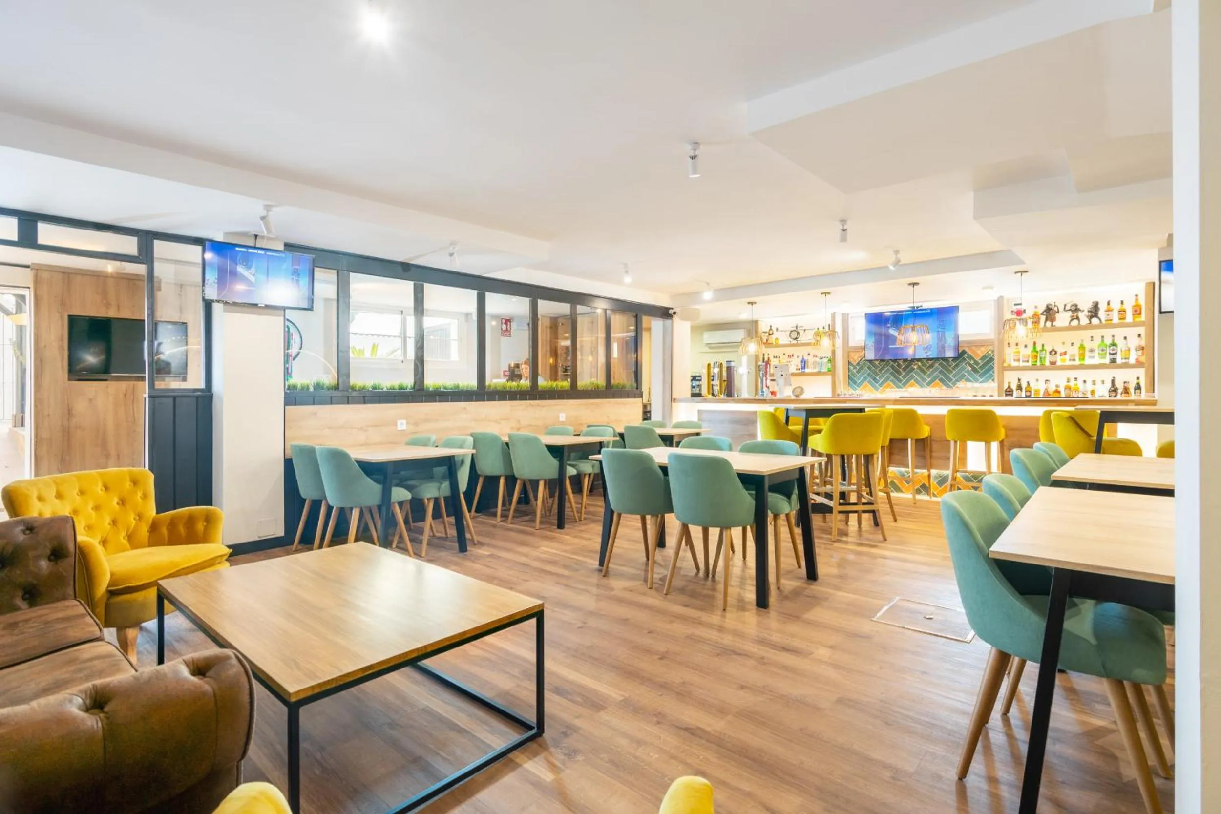 Restaurant/places to eat in Hotel Zen Airport