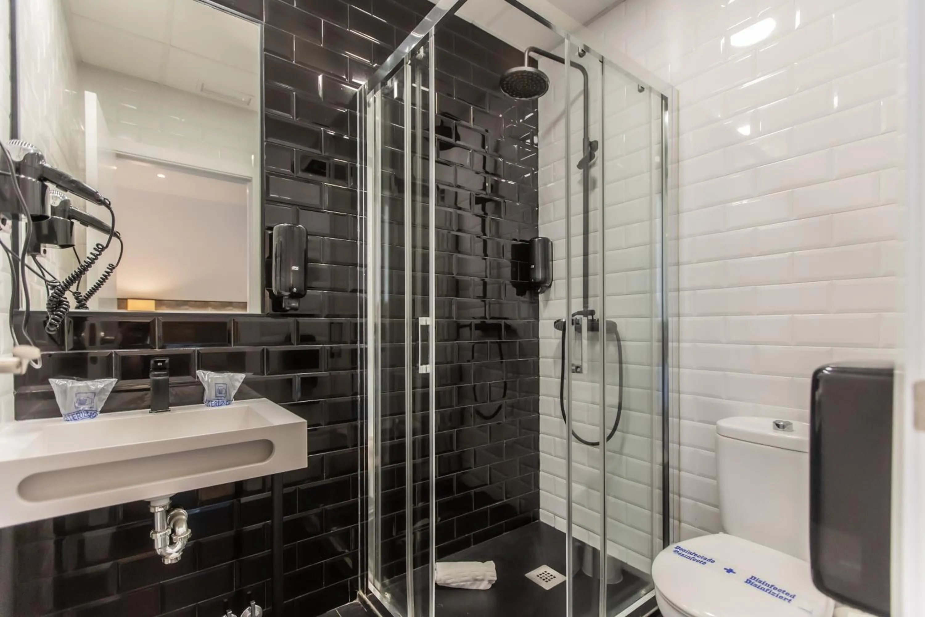 Shower in Hotel Zen Airport