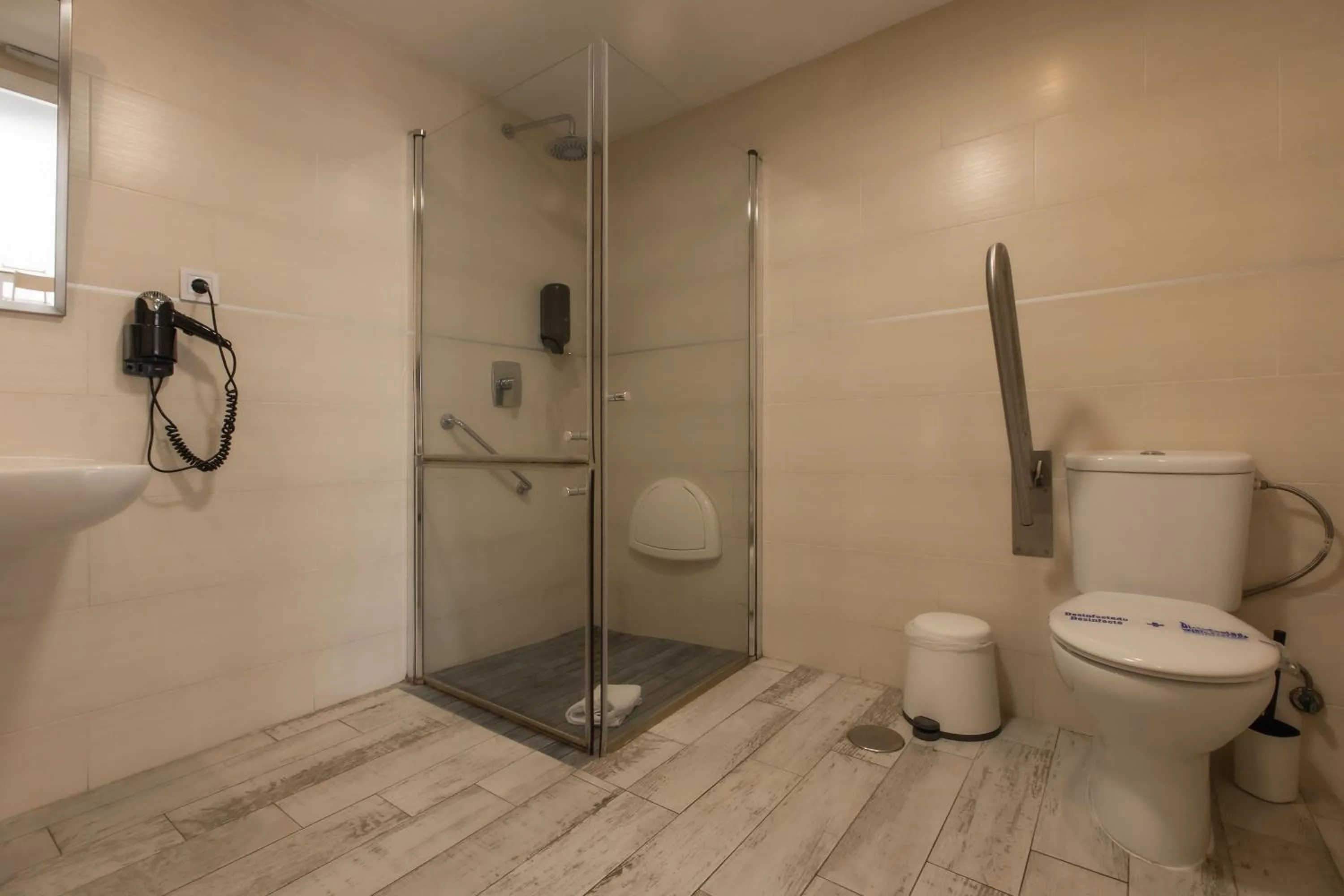 Shower in Hotel Zen Airport