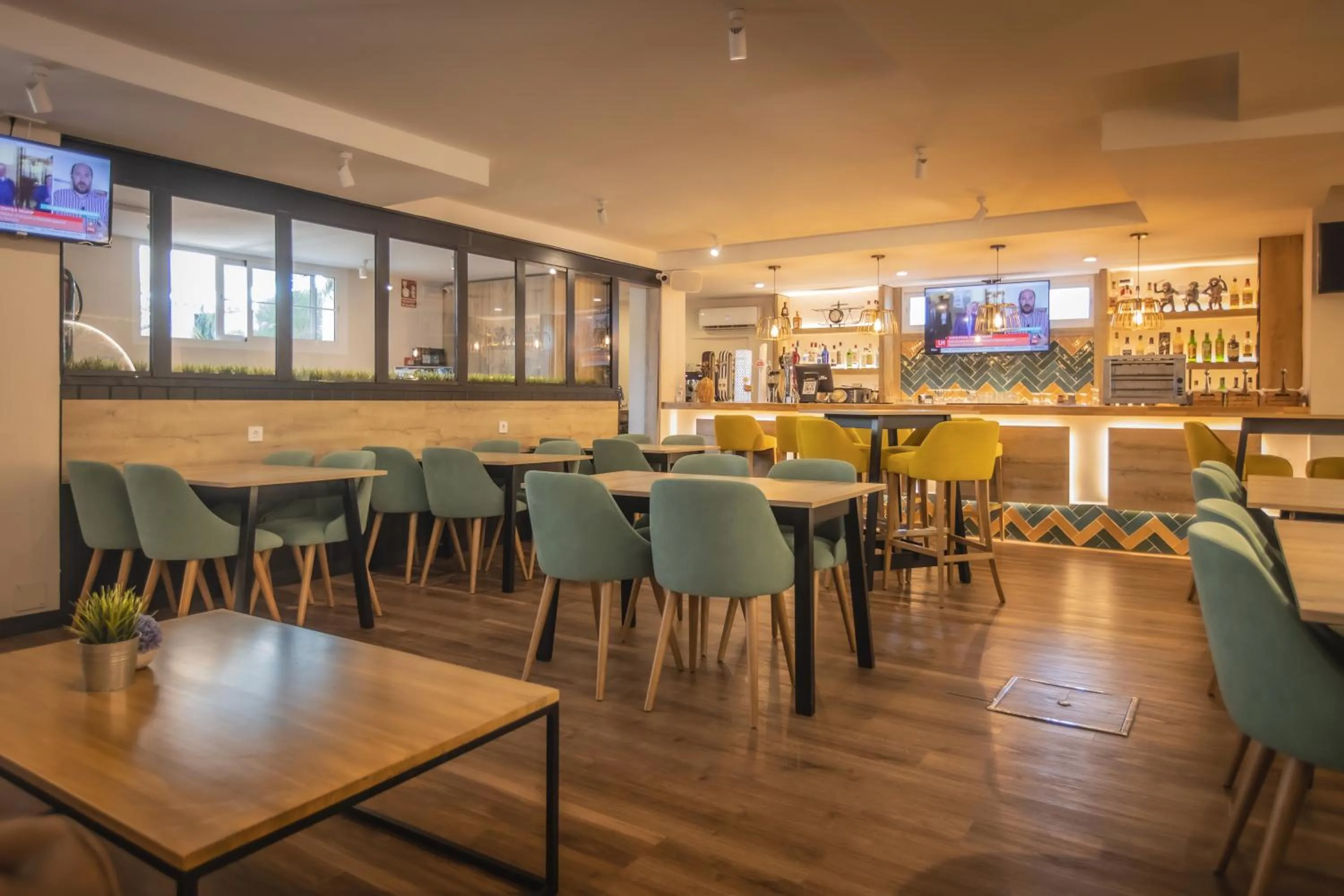 Restaurant/places to eat in Hotel Zen Airport