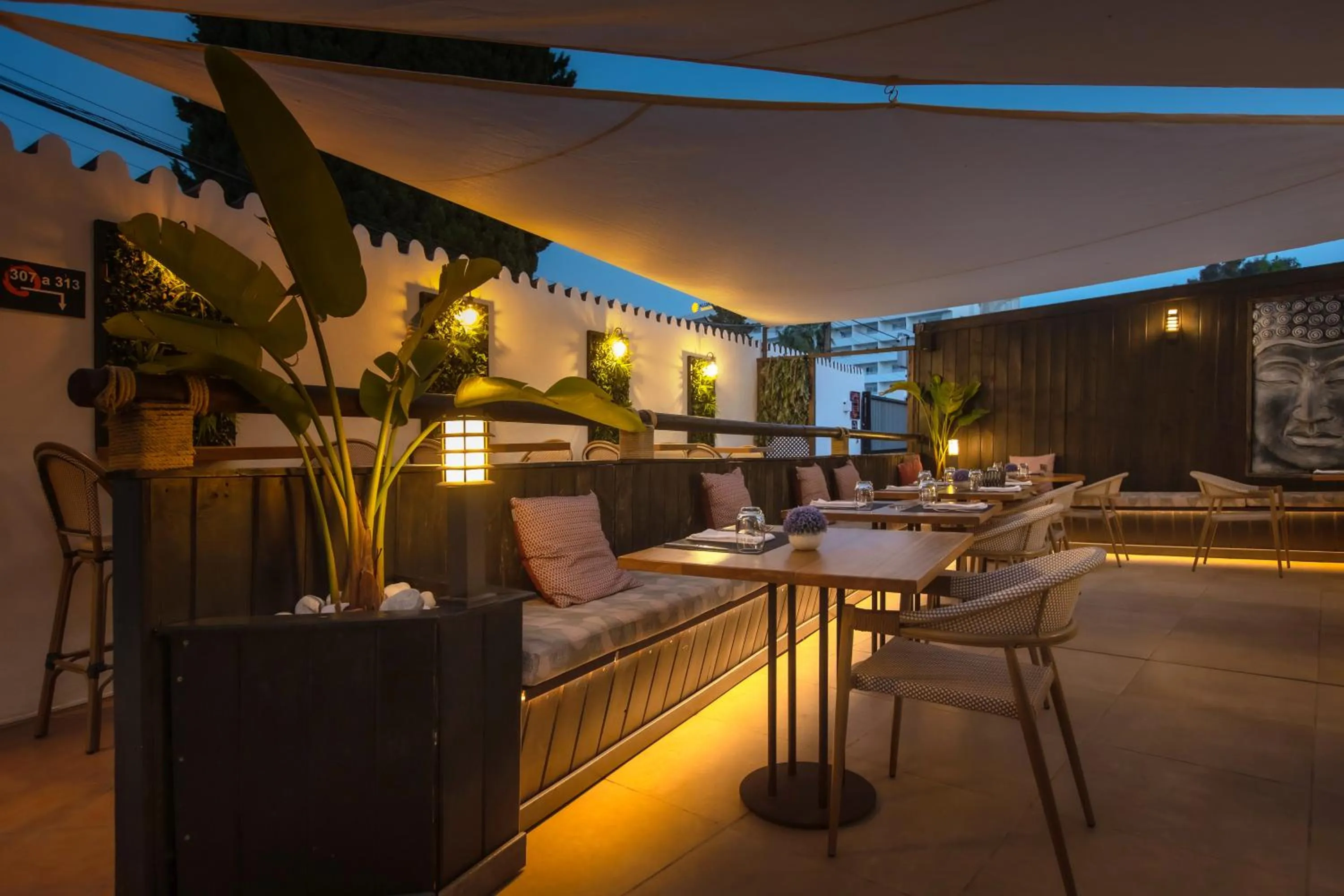 Restaurant/places to eat in Hotel Zen Airport