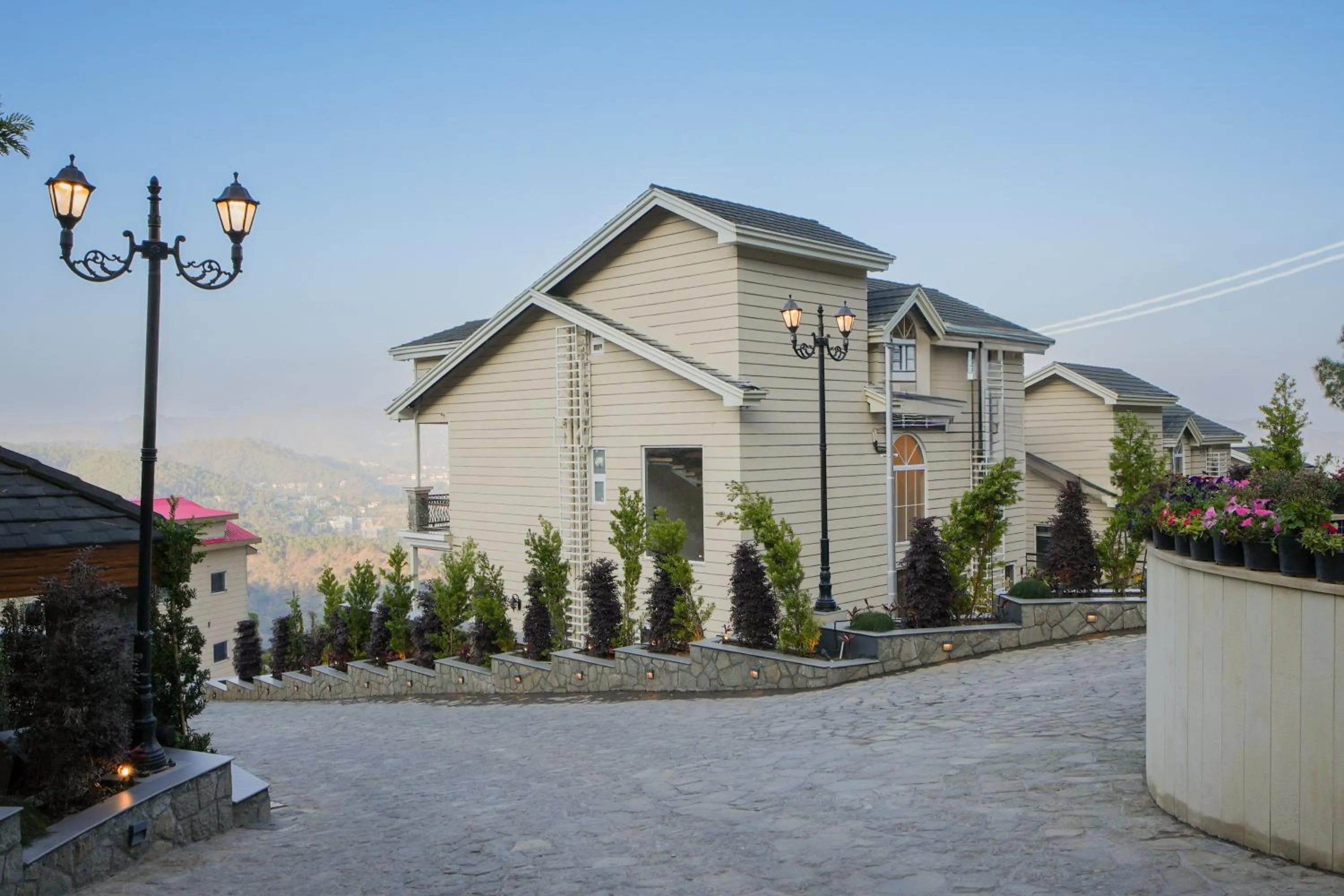 ELIVAAS privé The Royce Daisy Ultra-Luxe 4 BHK Villa with Pvt Heated Pool, Jacuzzi, Steam Room & Hill Views