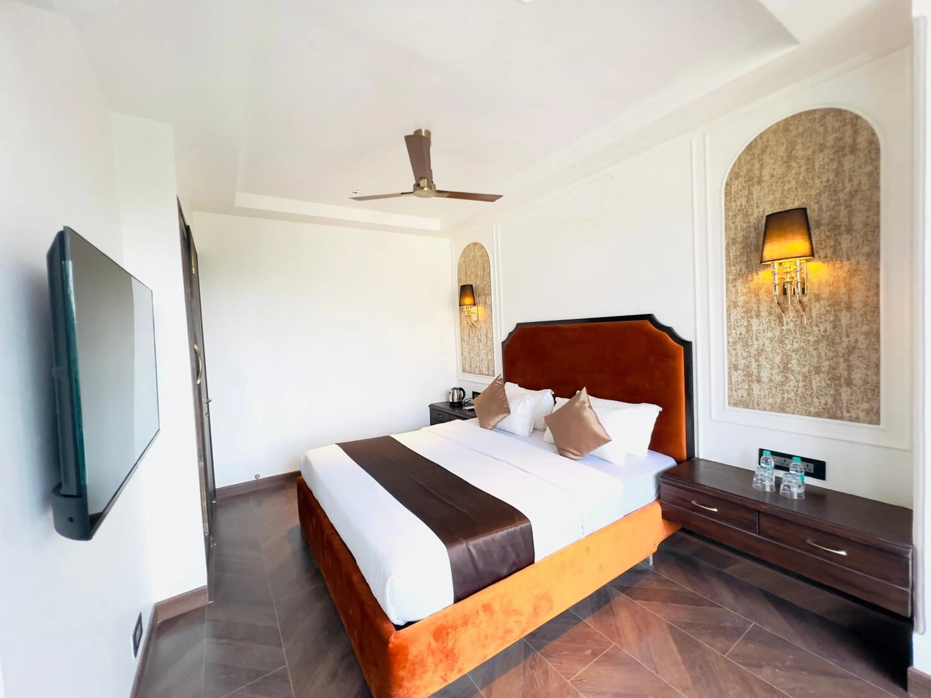 Bedroom, Bed in Hotel White Pearl - Colaba Mumbai
