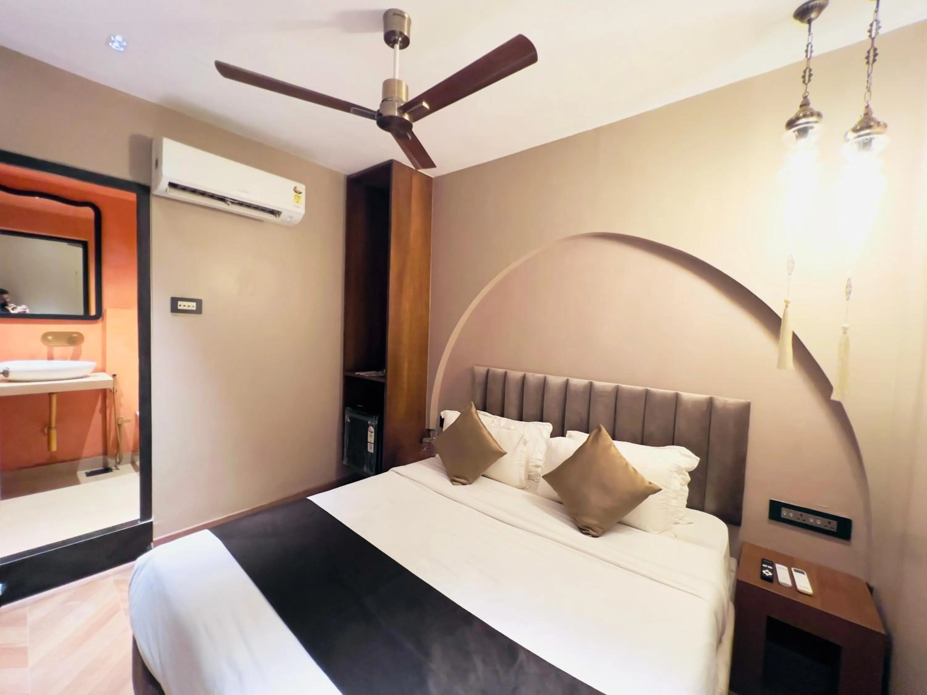 Bed in Hotel White Pearl - Colaba Mumbai